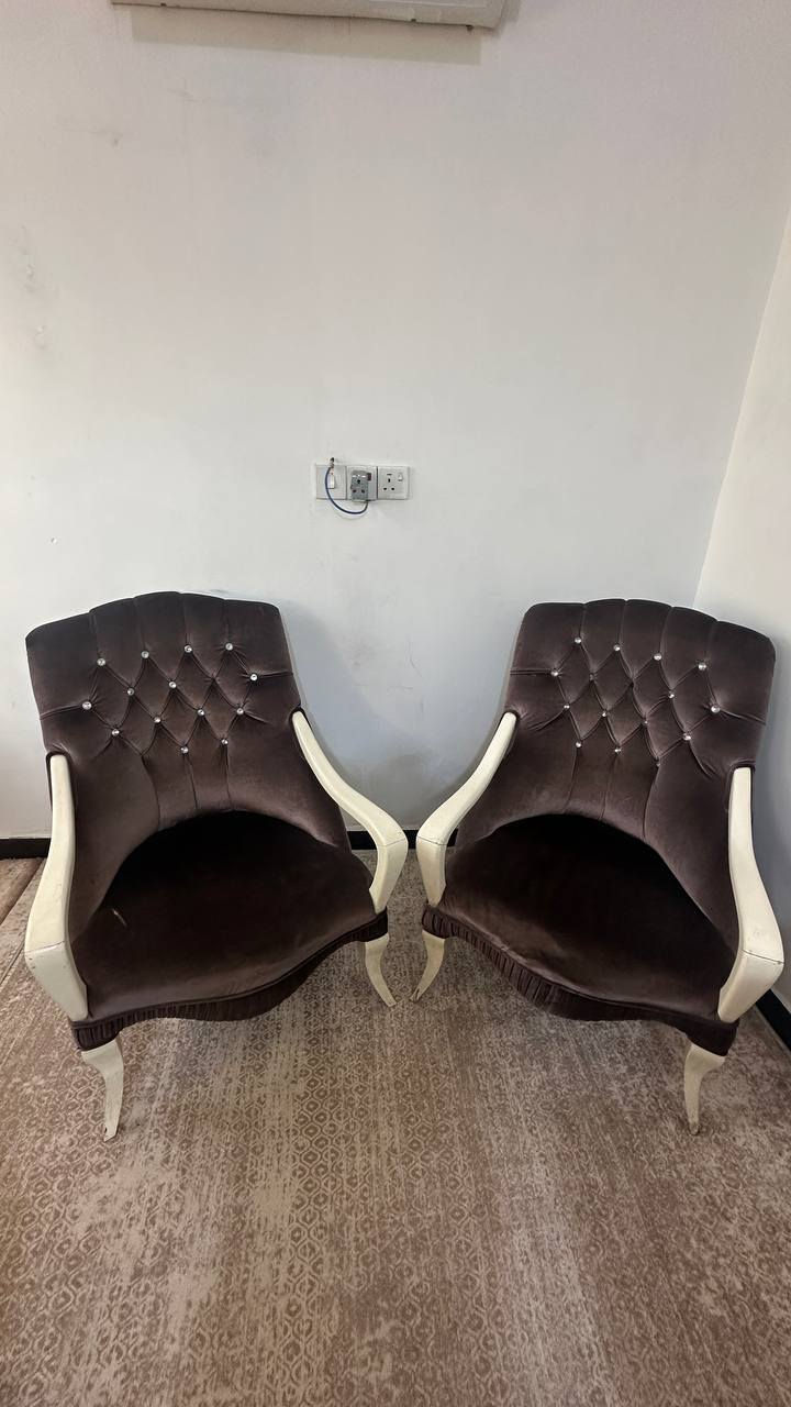 للبيع كراسي استراحه اثنين اخذتهم ب 150 واريدهم ب 75 القطعتين وحده بيها ضرر بسيط موضح بالصورة للامانه الكعده مالتهم كلش مريحه 
وعندي ميز طعام مع كراسي اثنين هم موضحه تفاصيلهم بالصور امانه اخذتهم ب 115  ابيعهم ب 75 
الكراسي من جوة اني مصلحهم بكلبس وغرة 
مكاني بغداد الزعفرانيه 
التواصل عالخاص او عالرقم ***********
متوفر واتساب
