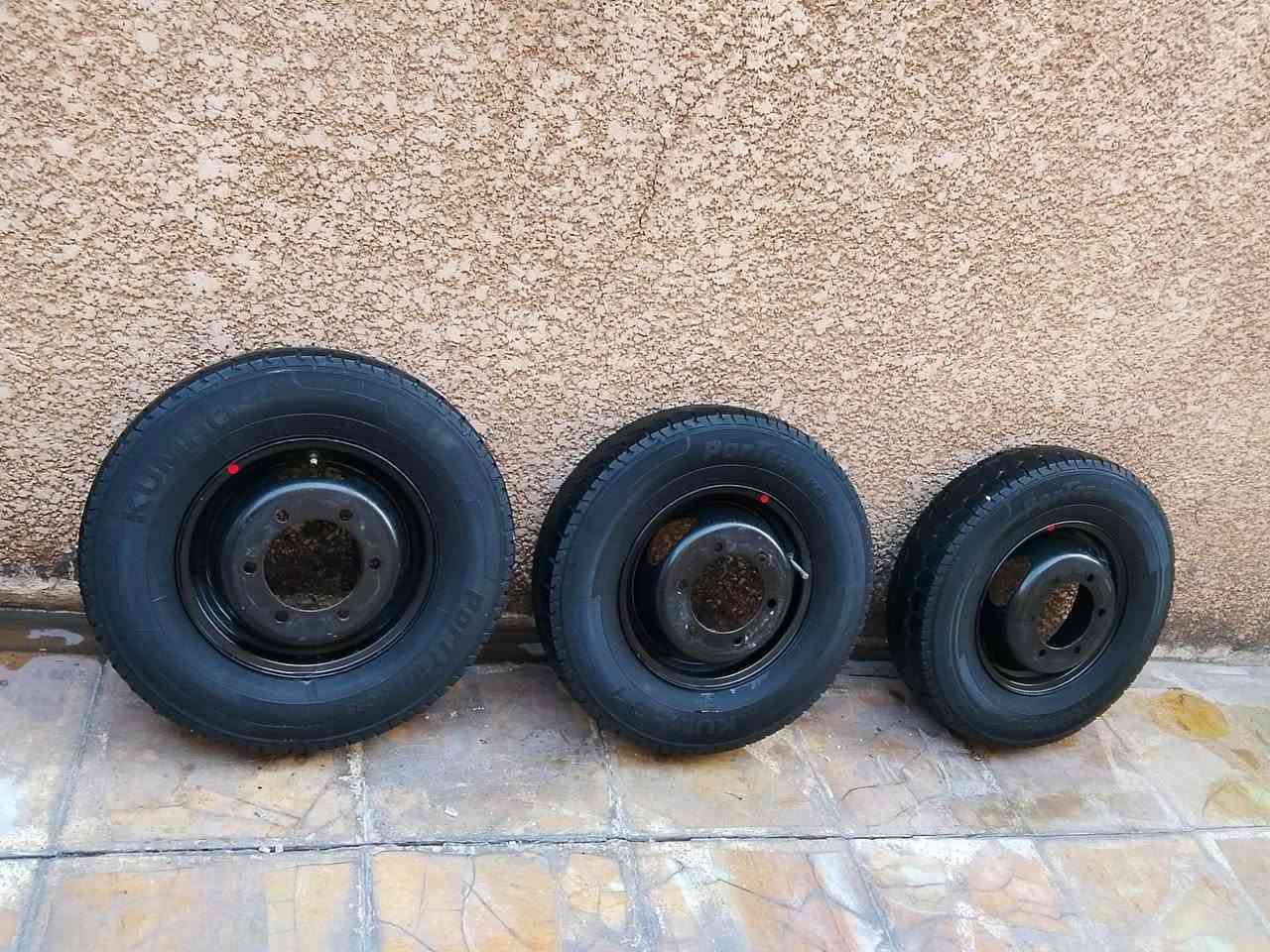 السلام عليكم تايرات فحل للبيع 3تايرات موديل 24 نظيفات عنوان بغداد رقم الهاتف *********** السعر 125
