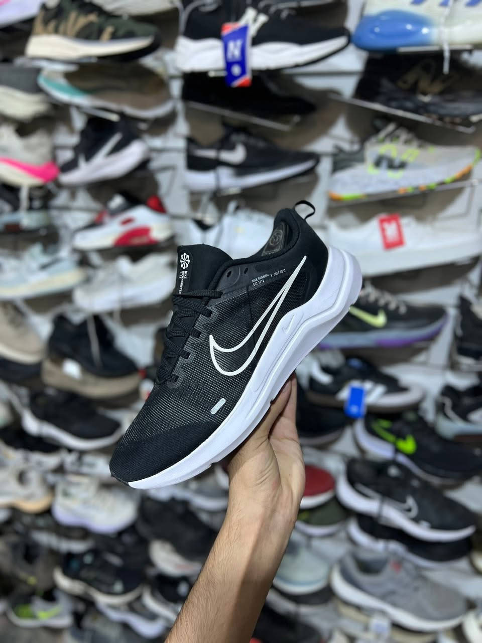 اورجنال وكالة اصلي نايك جديد
قياس 43
طول القدم 27 ونص
وزن خفيف طبي رياضي مريح مانع تزحلق فوم طبي مشبك يدخل هواء الى القدم
يوجد توصيل الى بغداد والمحافضات
عنوان المحل بغداد الجديدة سوق الباله
***********
