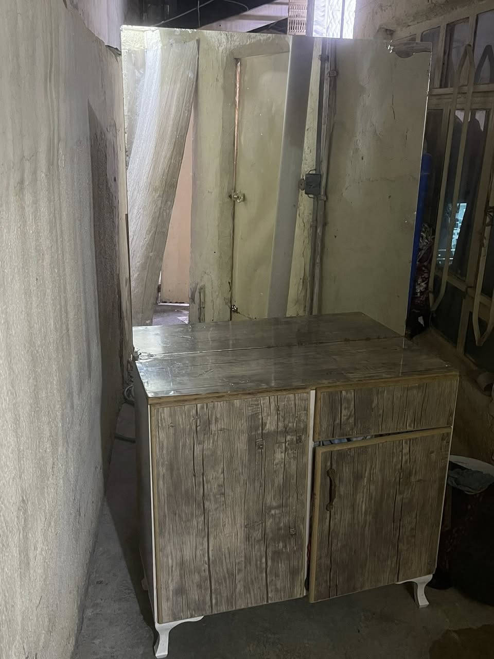 كانتور اربع ابواب نظيف بس يحتاج يدات ٧٥وميز تواليت نظيف كولش ٥٠شراي يتفضل خاص


**إذا كنت صاحب هذا الإعلان وتريد حذفه لأي سبب، رجاءا أرسل رسالة إلى الدعم الفني**