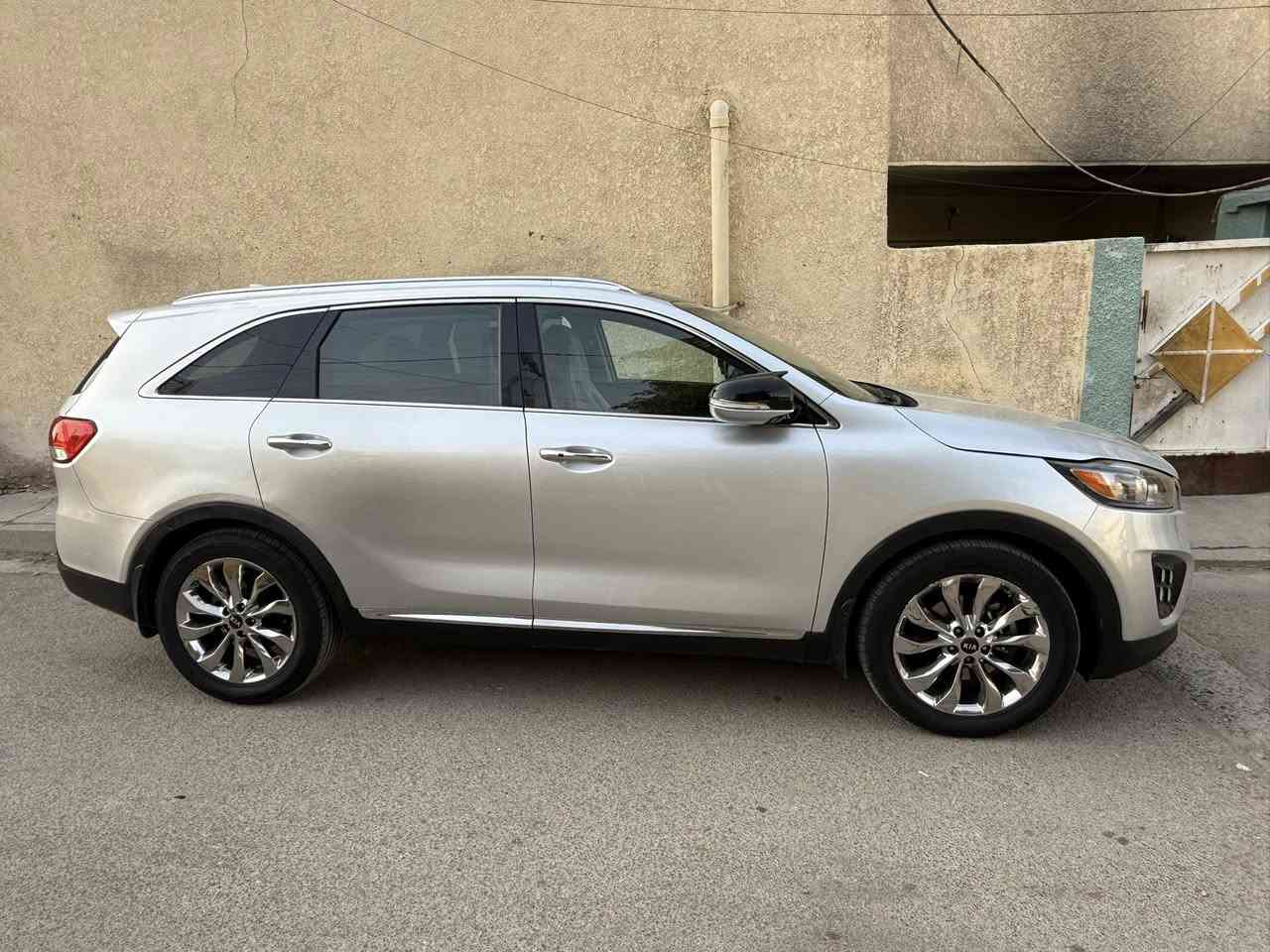 السلام عليكم سياره سورنتو موديل 2019 فول موصفات 1عل1  مكينه 6 سلندر
السياره كلشي ما ناقصه جديده بمعنه الكلمه  مكاني بغداد الكماليه رقمي (***********) السعر (175)
