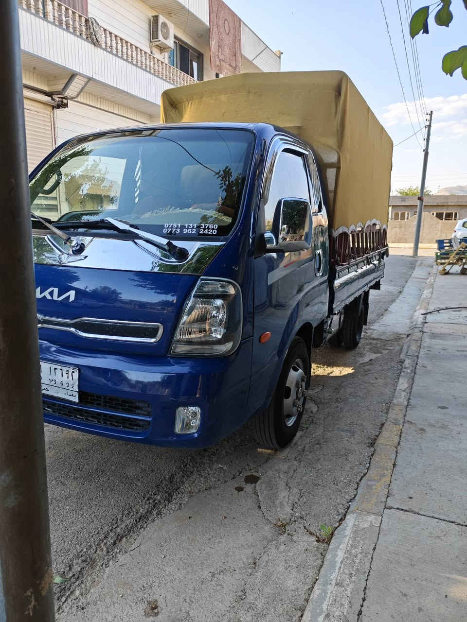 سڵاو کیا بۆفرۆشتن 4000 سۆپەر 
مەکینەڕەشی مەرغو
کۆدی بۆکراوە تەنها بارکۆدەکەی ماوە  
گێڕو مەکینەو ئەکسلی بەشەرت
مانگێک دەبێت کامل پێشی داگیراوە
ڕادێتەرو پانکەی بۆگۆڕاوە لۆک
چەمچەو سەرچەمچەو خێمەی هاوینەی لەگەڵە
ژ.م***********
ژ.م***********
