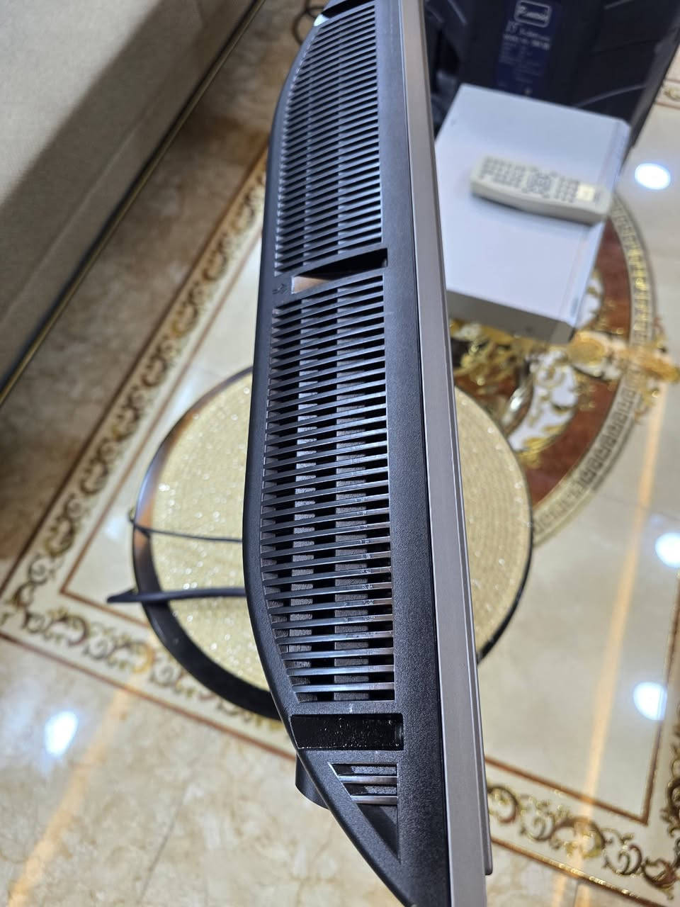 Sony BRAVIA KDL-20B4050.تاريخ الصنع: نوفمبر 2008 (11/2008) وتم تجميعها في سلوفاكيا.حجم الشاشة: 20 بوصة (51 سم)، وهي شاشة مدمجة ومخصصة للمساحات الصغيرة كالمطابخ أو غرف النوم.نوع الشاشة: شاشة بلورية سائلة LCD مزودة بتقنية محرك الألوان الذكي BRAVIA ENGINE لتحسين عمق ووضوح الصورة.الدقة (Resolution): تدعم جودة HD Ready بدقة عرض 1366 × 768 بكسل بأبعاد شاشة عريضة 16:9.استهلاك الطاقة: 60 واط كحد أقصى أثناء التشغيل، وتعمل على جهد كهربائي مستقر (220-240 فولت) المتوافق مع الأنظمة المنزلية.الوزن: 6.5 كيلوجرام شاملة القاعدة المدمجة.منفذ HDMI (عدد 1): يتيح لك توصيل أجهزة الاستقبال الحديثة (HD Receiver)، أو أجهزة الترفيه الذكية مثل (Android Box / Apple TV)، أو منصات الألعاب.منفذ للكمبيوتر VGA: يتيح استخدام الشاشة كشاشة كمبيوتر مكتبية.منافذ SCART (عدد 2): المداخل العريضة التقليدية المشهورة في الأجهزة الأوروبية.منفذ Component ومنافذ الـ AV العادية: لربط الرسيفرات القديمة أو أجهزة البلايستيشن.🔊 تقنيات الصوت الموضحة:VIVA Digital HD3D Sound (BBE): تقنية من شركة BBE مخصصة لتحسين وضوح الصوت الرقمي، وفصل الترددات العالية عن المنخفضة، مما يجعل الحوارات والكلام في الأفلام والبرامج أكثر نقاءً وبروزاً دون تشويه.Virtual Dolby Surround: تقنية معالجة تمنحك تجربة صوت محيطي مجسم (ثلاثي الأبعاد) باستخدام سماعات التلفزيون الأمامية المدمجة فقط، دون الحاجة لشراء أو توزيع سماعات خلفية إضافية في الغرفة


**إذا كنت صاحب هذا الإعلان وتريد حذفه لأي سبب، رجاءا أرسل رسالة إلى الدعم الفني**