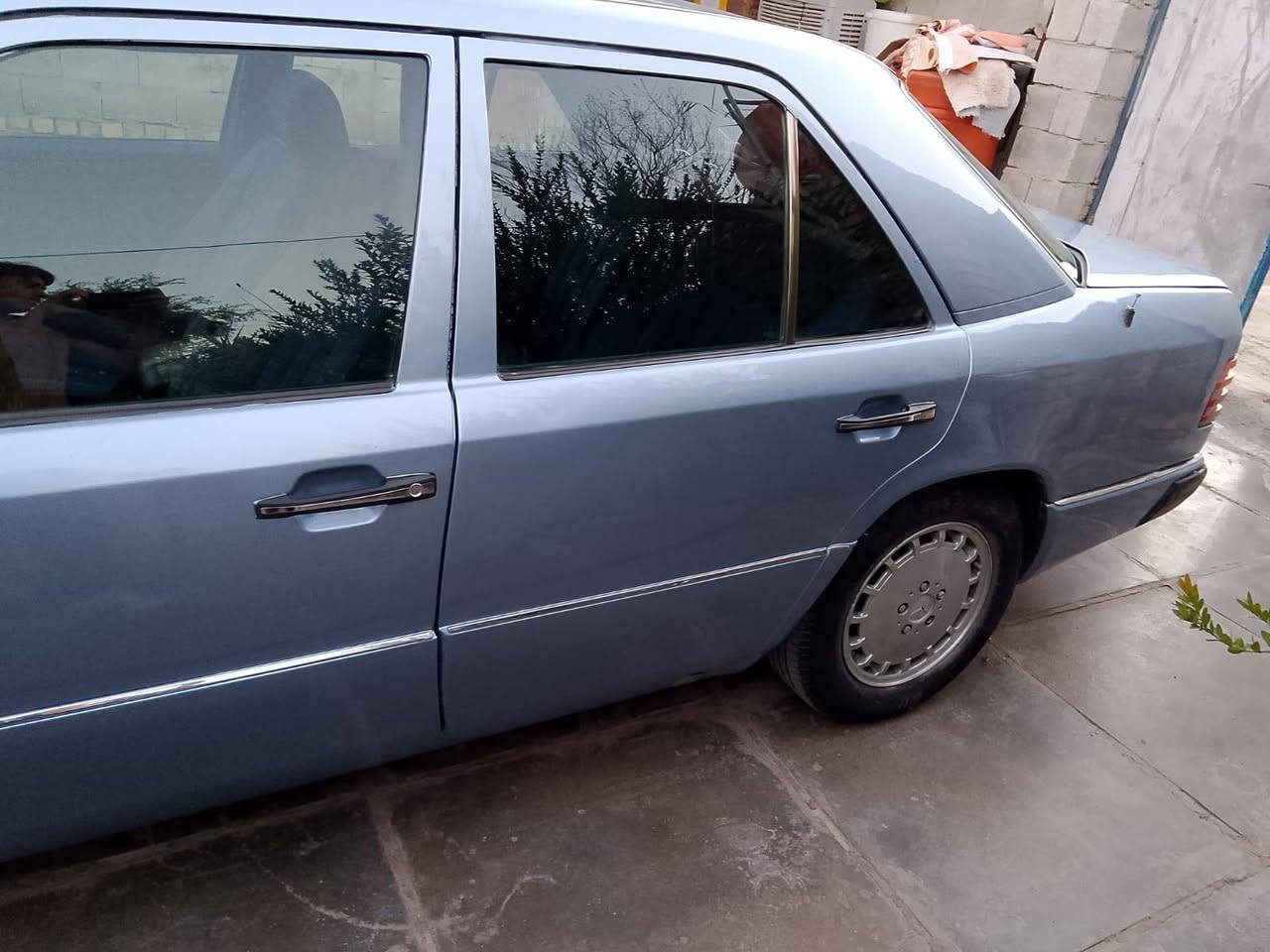 السلام عليكم سياره مارسدس دب للبيع موديل 1991 كير ومحرك بلادي السياره كفالة عامه ما عدا الصبغ الجماليه السياره أحله من الصوره تحويل ثاني يوم 
مكان السياره ميسان 
السعر 65 وبيها مجال 
للاستفسار ***********
