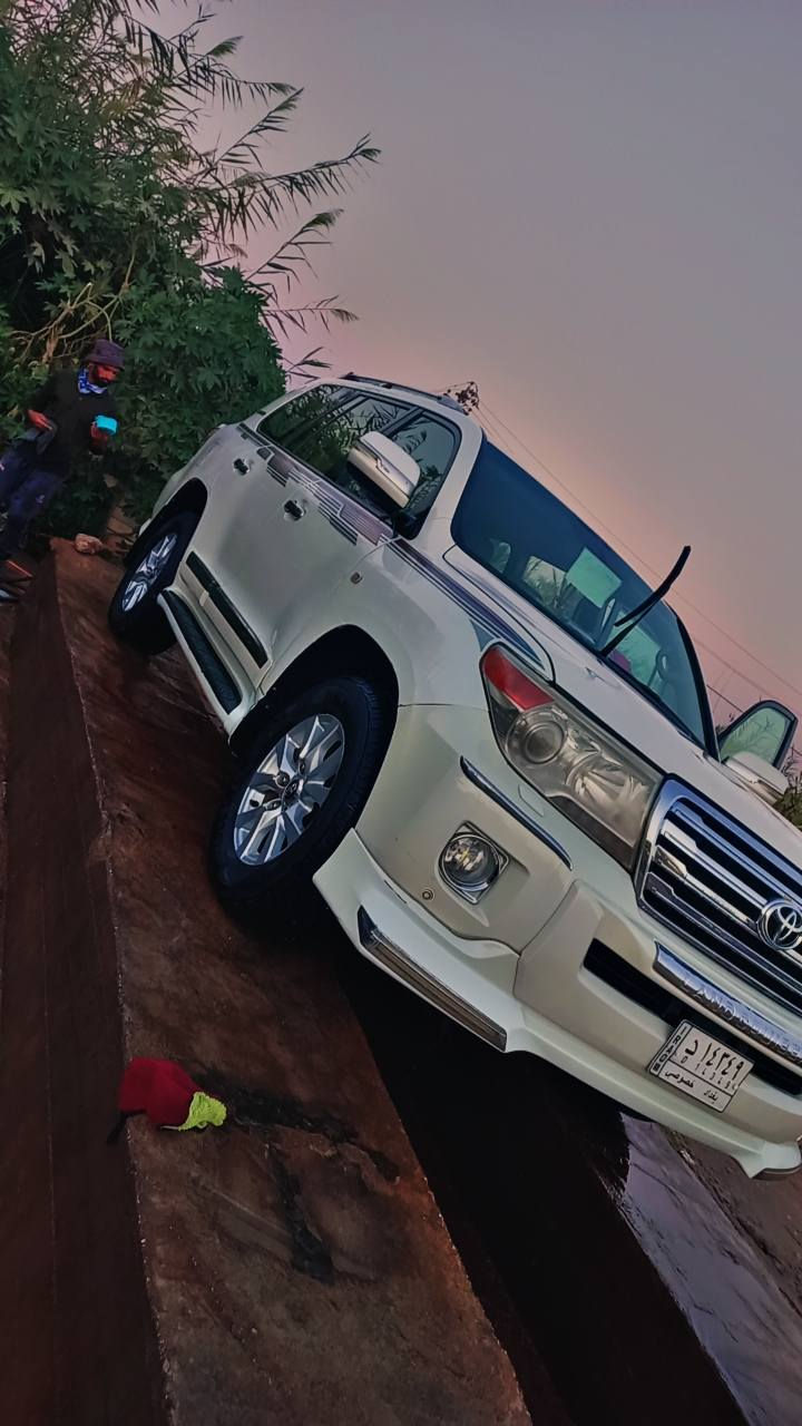 السلام عليكم لاندكروز موديل 2009محدثه 14 فقط دعاميات السياره مكفوله من الضربه والصبغ  والتبديل. بيه تكشير بدايت البيبان بدايت الجنطه وبل قماره هم شويه رقم بغداد بسمي.مكاني حله ابي غرق عارضه /255وبيه مجال للستفسار(***********)
