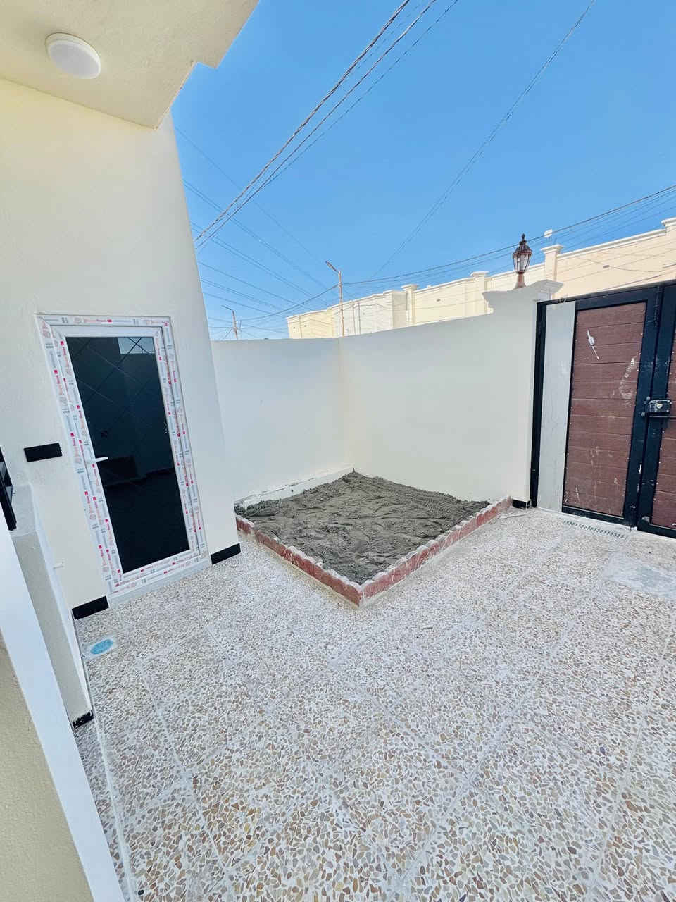 المساحه 120 متر  
💰 السعر: 45 مليون (قابل للتفاوض)
🏗️ البناء: طابوق  جمهوري
🏠 الأساس والسقف: صب كونكريت مركزي 

مواصفات البيت:
✅ غرفة نوم 1 🛏️
✅ أستقبال 
✅ صالة 🛋️
✅ مطبخ 🍽️
✅ صحيات 🚿

الخدمات المتوفرة:
🔹 ماء 💧
🔹 كهرباء ⚡
🔹 شوارع مبلطة 14 متر  🚗
🔹 مدارس قريبة 🏫
🔹أنترنيت ضوئي 
🔹 خط مولده 
📍 الموقع: النجف – حي ميسان، شارع الزوار 
خلف سكلة الكرعاوي
📜 طابو زراعي (إقرار محكمة)

📞 للتواصل: ***********

(ملاحضة ) متوفر لدينا كافة المساحات والدور  ألسكنية وعرصات 
وأراضي زراعيه
