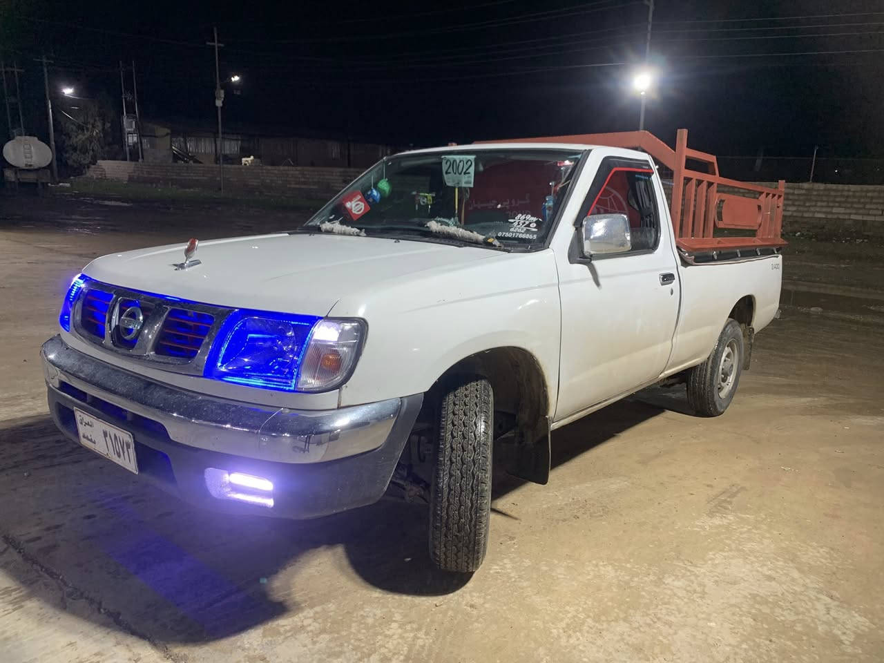 سەرەتا بەناوی خوای گەورەو میهرەبان نیسان مۆدیل 2002 ئارمی سۆران باشەرتی ئەوەلیاتو خرامە  چوار تایەی لۆکی لەژێرایە   پێشی یەک قرچی بچووکی هەیە  چەمچەو ناوبۆدی 40سانتیم  پێشودوای تازە داگیراوە  بەشەرتی گێرو مەکینەو عەکسل کامل پێشی لۆک کراوەتەوە لایتی دیپۆو سەکنیی دیپۆی عەسلی بۆ بەستراوە ناوی سەیارەکە کامل جوانکاری بۆ کراوە تەنها سایەقێکی کەمە *********** 
مشتەری نیت سەرم مەیەشێنە
