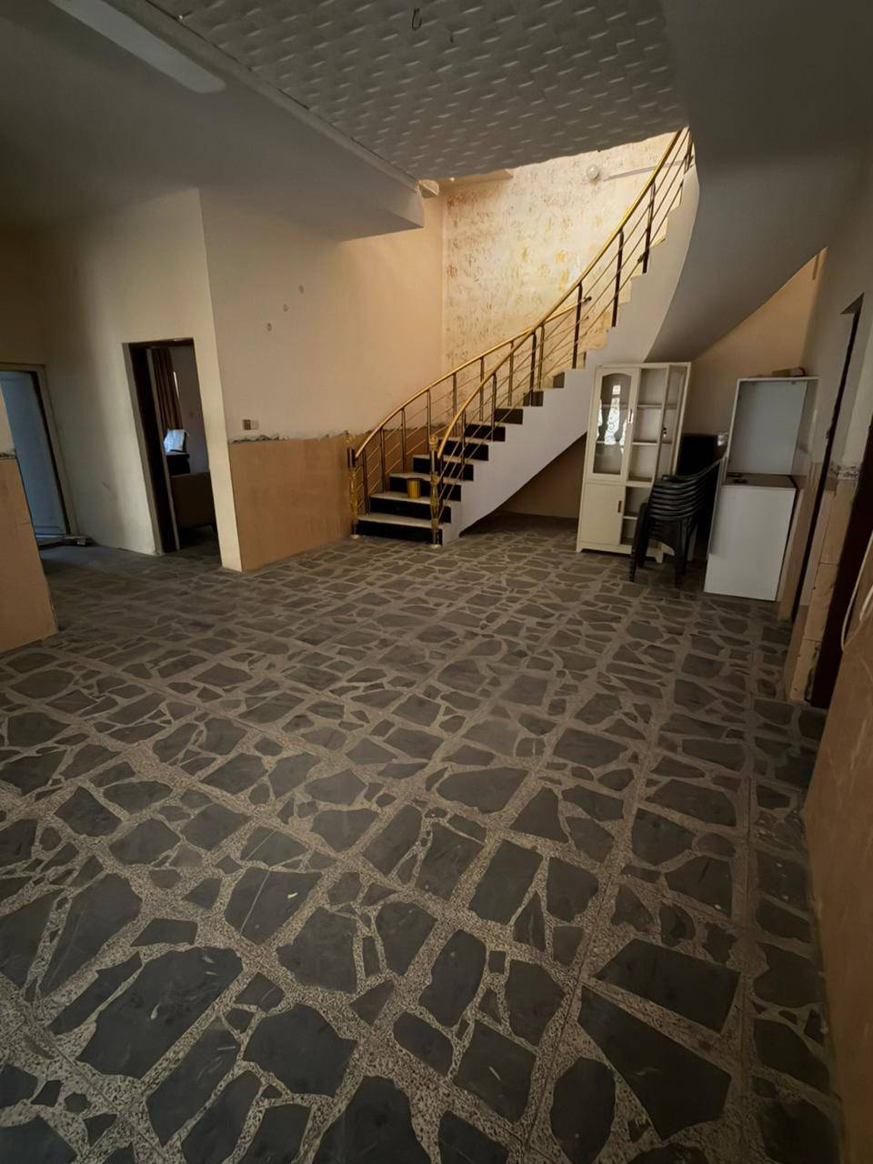 بيت للإيجار المساحه ٢٥٠ متر الموقع تجاري حي العامل المنطقه الثالثه  للاستفسار الاتصال على الرقم ***********
