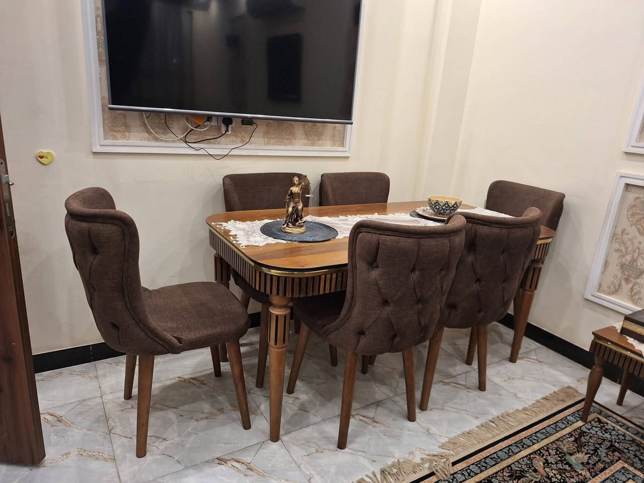 سلام عليكم
سيت ميز طعام 6 كراسي وميز صغير وطبلات 4

قياس

170x90x80

100x70x45

40x40x45
قطع نظيفة اخت الجديدة خاليات من العيوب
بغداد المشتل
د. محمد ***********
