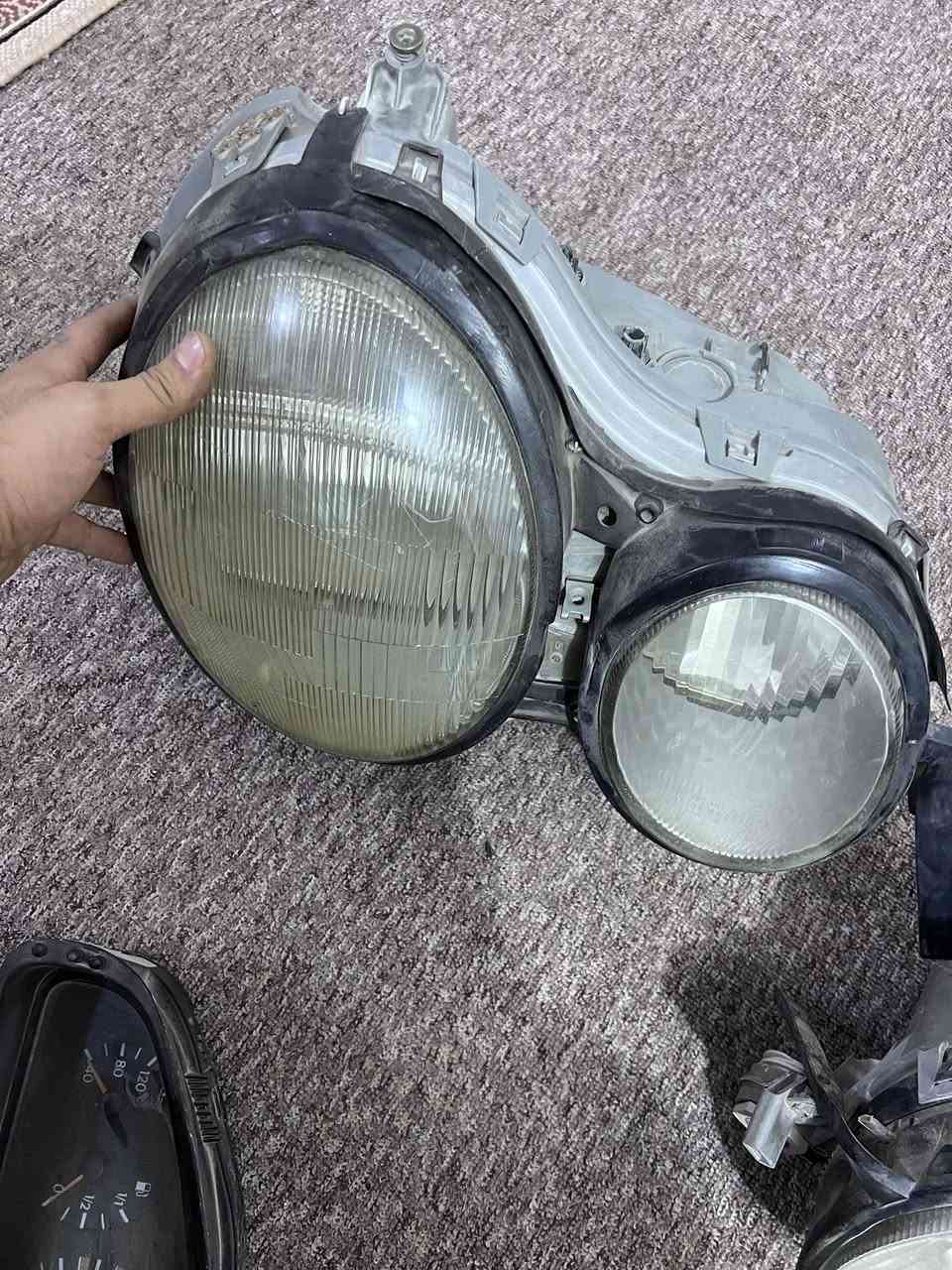 السلام عليكم
زوج لايتات نظيفات اصليات 
باب ام عيون نظيف حيل لون سلفر 
عينة كيلو متر تطابق حسب الرقم الي عدكم 
دز خاص وبيك خير ودلل او اتصل ***********
