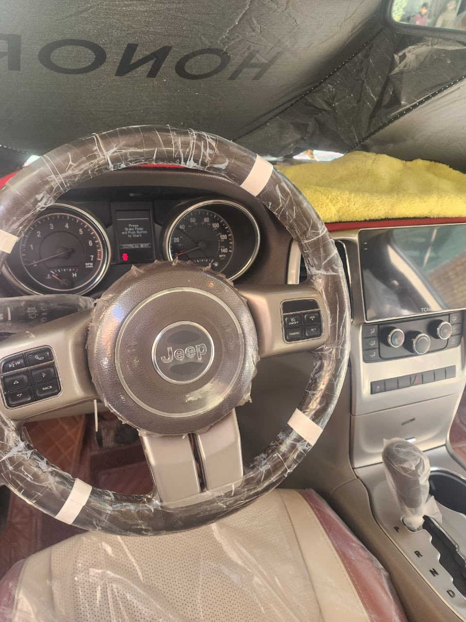 السلام عليكم 
جيب لاريدو  موديل 13 مسجله دولي 17  مرقم وكامل وشرط التحًويل  دواخل جلد  وكهرباء  مكينه 3600 المرغوبه  وشاشه  وكامره   تبديل بنيد  وجوملغ امامي ايمن  واكو طخه  البيبان اليمن من جوه فقط   جاهزه مكينه وكير  وتبريد وتخم تاير  
وتحويل  مكاني شطره  
السعر 165$
***********
***********
