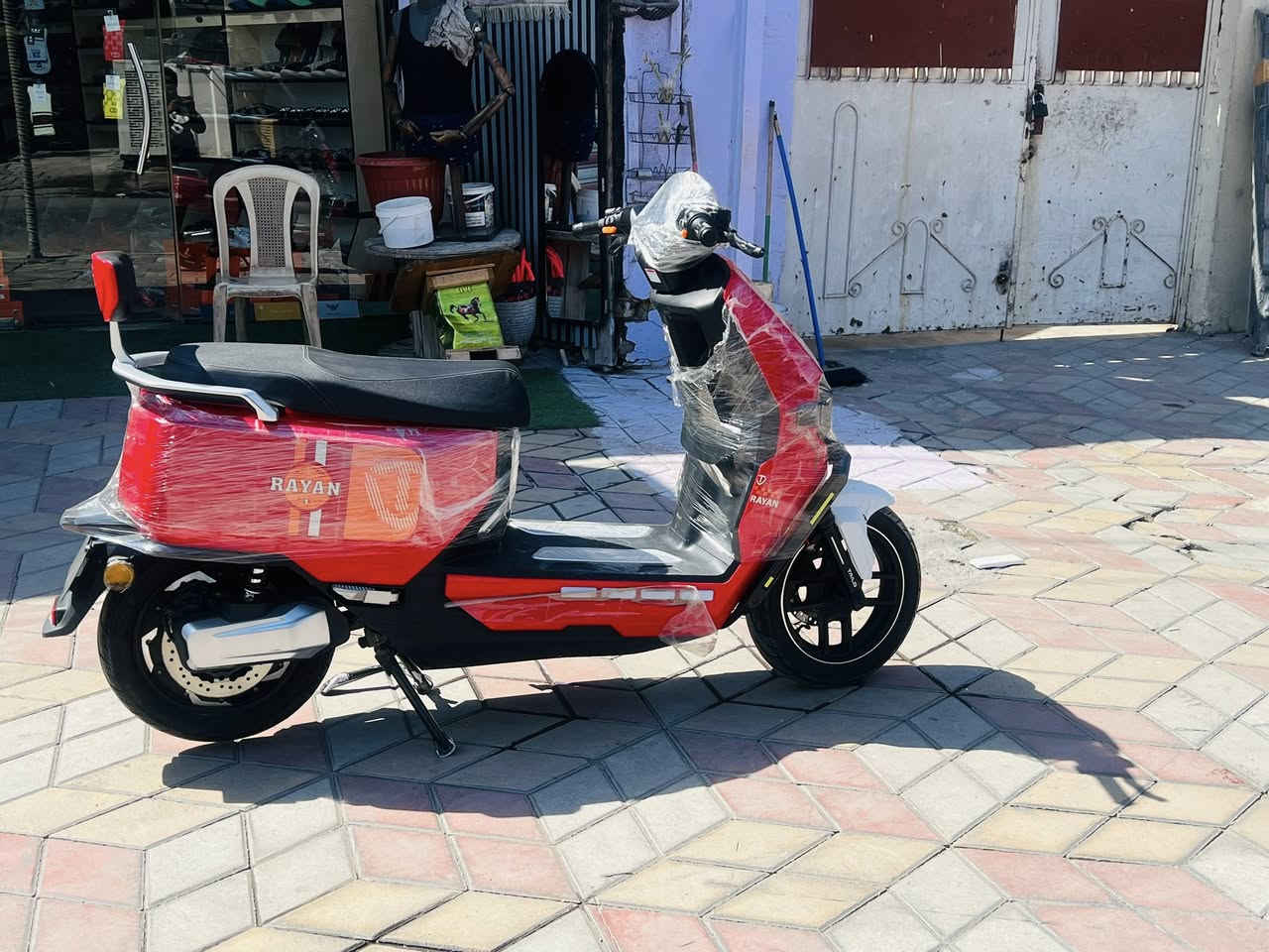 سلام عليكم دراجة شحن وحش الكون ريان للبيع 

مواصفات الدراجة
ملف 2000w 
6 بطاريات
ثلاث سرعات تمشي 75k/h
الدراجة تمشيك مسافه 65k الى 75k
دشبول.
لايت عالي ناصي بل اضافة الى رماش 
اشاير يمنة يسرة 
هورن+باركينگ
مثبت سرعه 
بريكات هيدروليك دهن 
التشغيل مالتها يجي ريمونت (بصمة) عدد 2وبيها سويج هم
منفذ شحن USB تلفون ومنفذ شحن الدراجة 
يجي بيها جهاز حماية انذار وتقفل تاير ميتحرك يعني مستحيل تنباك لا سامح الله 
الاستفسار  ***********واتساب فقط او سيم كارت
