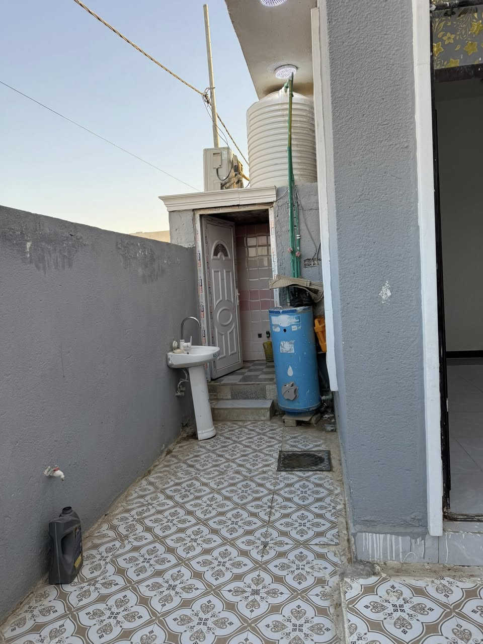 يالله
بيت البيع كوت حي الحكيم شارع الوئليه قريب من شارع الصب مساحه 200 متر بناه طابوك سقف صب غرفتين وصاله ومطبخ حار  بارد   وستقبال صحيات داخليه خارجيه مرقم من قسم البلديه سعر 70وبي مجال ستفسار ***********
