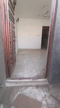 غرفة وصالة • طابق ثاني • قرب المدارس