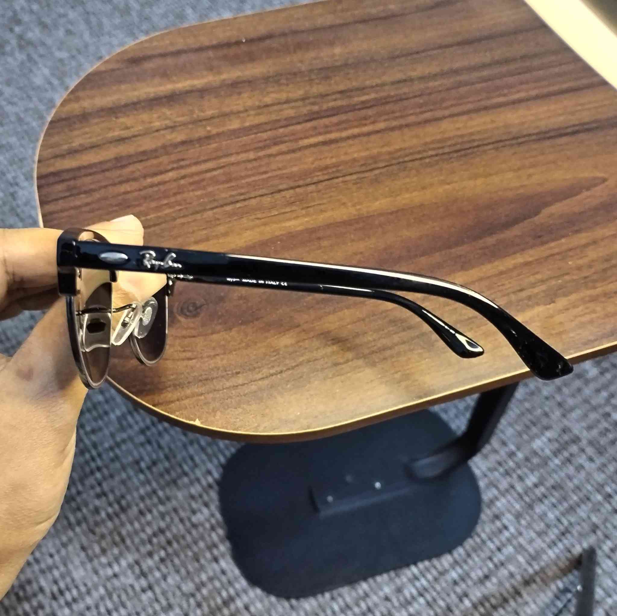 نظارة ماركة رايبان 
صنع في إيطاليا غير مستخدم 
نمبر كود RB3061 القياس 51
بوليرازد ويوفي uv400
حماية من اشعة الشمس وفوق البنفسجية 
قطعة راقية كجول ورسمي 
للحجز على خاص 
أو مراسلة واتساب ***********
توصيل لكل محافظات العراق
