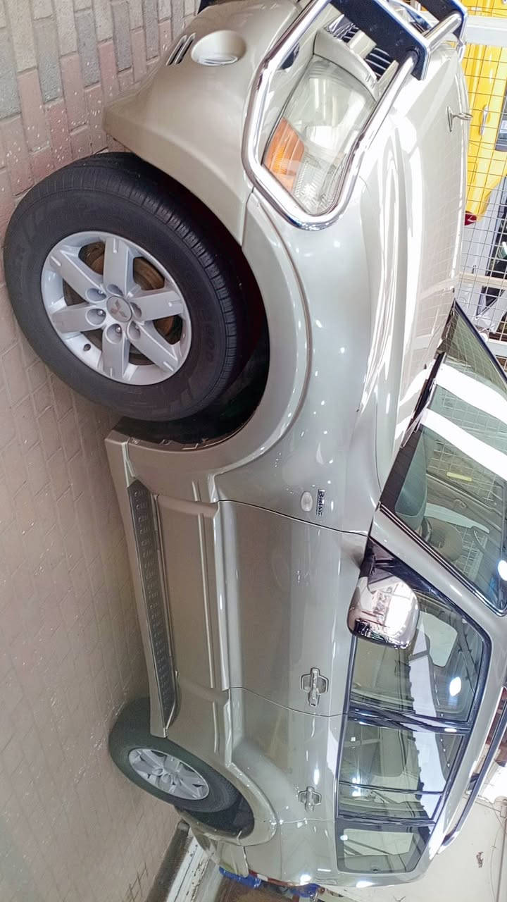 السلام عليكم ورحمة الله وبركاتة 
باجيرو للبيع موديل 2006 خليجي 
بدون ضربه بيها صبع بلجاملغ الخلفي فقط 
السياره مكينه وكير خير من الله تبريد شغله 
صدر خلفي امامي تخم تاير كهربايات خير من الله 
رقم بغداد مشروع وطني مكان السياره بغداد 
 *********** بي واساب
السعر 115 وبيها مجال قليل
