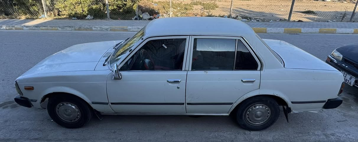 السلام عليكم تويوتا كرونا موديل 1980 نضيفة جدا محرك وكير جديد تخم تاير جديد تدفئة وتبريد شغال حدادية جديدة كهربائيات كلها شغالة رقم بغداد باسمي سيارة جاهزة ***********📞 السعر 42 مكان السيارة واسط الكوت
