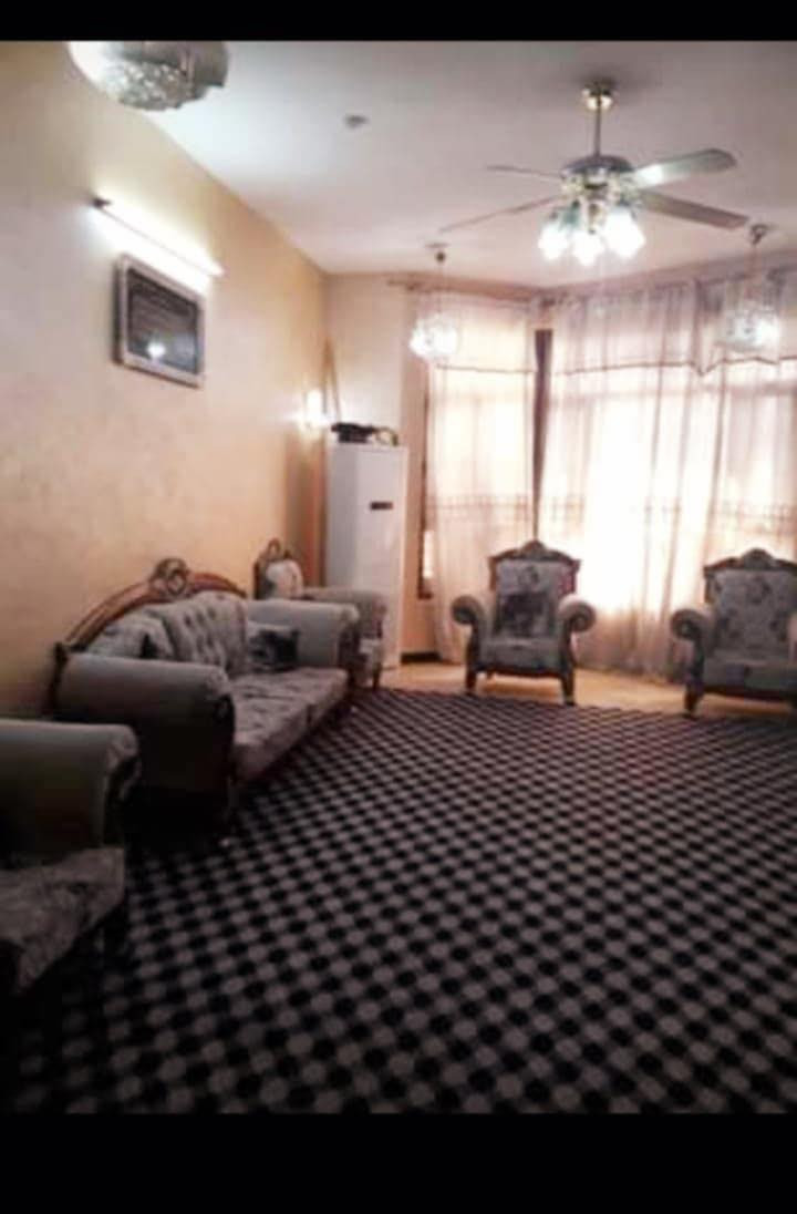 دار في حي الاعلام تقاطع درويش المساحة ٢٠٠م الواجهة ١٠ النزال ٢٠ 
واجهة البيت حجر الارضيه مرمر 
بناء سنة ٢٠١٦ يحتوي ع ٤ غرف نوم ٢ منهن سويت كراج خارجي وحديقه 
طابقين للتواصل مع صاحب البيت *********** ابو احمد السعر 375
