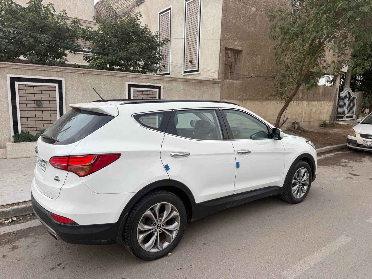 السلام عليكم . هونداي سنتافيا 2013 وارد خليجي المواصفات فوول كويتي يعني محرك 6 سلندر فور ويل وبصمة تشغيل وابواب بانوراما سقف مري شفط تحكمات ستيرن لد امامي وخلفي وحساس خلفي وشاشة وكامرا وباقي المواصفات المعروفة مكفولة من الصبغ ولحادث ولتبديل فقط بارد جدا بسيط باب خلف العبري من جوة اصلا ممبين ولباقي مكفول قبل سنة تقريبا طكت عندي الصوندة وصار بيهة كازكيت سويتة بساحة الطيران درجة اولى الحمدلله حاليا كلشي مابيهة السعر 165 مكان السيارة بغداد جانب الكرخ السيارة بسمي تحويل مباشر *********** بغداد, العراق
