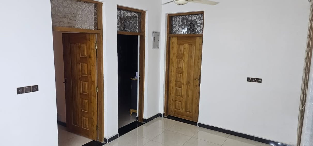 السلام عليكم بيت للبيع في الشعب السريدات الخفاجات مساحه ١٣٥ متر يحتوي على ٤ نوم مع مطبخ حار بارد واستقبال و حمامات ٣ كاملات بيت جاهز كله ماعدا الواجهه بيت نضيف جدا ومرتب كبل تكعد بيه للاستفسار اكثر هذا الرقم *********** او خاص
