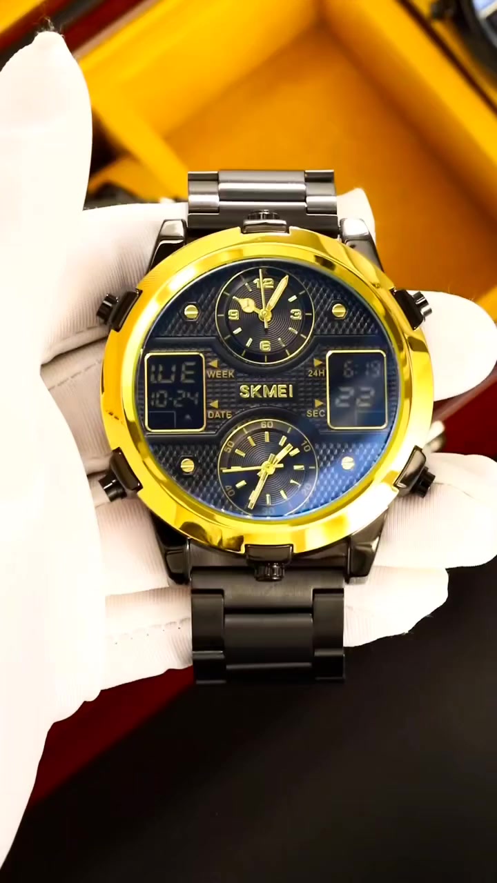 السلام عليكم ورحمه الله.*امزون*متوفر فقط قطعه وحده وبهذا اللون سعره 45 توصيل نجف مجاني🌹
/////‫*********** واتساب ////////////
هذه الساعة هي من طراز SKMEI 2212، وهي ساعة رجالية رياضية وعصرية تتميز بنظام عرض مزدوج (تناظري ورقمي) يجمع بين الأناقة والوظائف المتعددة. 
المميزات والمواصفات الرئيسية:..

عرض أوقات متعددة: تدعم الساعة عرض حتى 4 توقيتات مختلفة في آن واحد، مما يجعلها مثالية للمسافرين...

نظام العرض: تشتمل على شاشات LED رقمية بالإضافة إلى العقارب التقليدية (كوارتز)، مع دعم نظامي الوقت 12 و24 ساعة.

الوظائف الإضافية: مزودة بمنبه (Alarm)، ساعة توقيت (Chronograph)، عرض التاريخ واليوم والأسبوع، وإضاءة خلفية (Backlight) لرؤية واضحة في الظلام.

المواد والتصميم: تأتي بإطار معدني متين (سبيكة زنك) وحزام متوفر بخيارات من الفولاذ المقاوم للصدأ أو السيليكون.

مقاومة الماء: الساعة مقاومة للماء بمعيار 3ATM (30 مترًا)، مما يجعلها مناسبة للاستخدام اليومي مثل غسل اليدين، ولكنها ليست مخصصة للسباحة أو الغطس.
