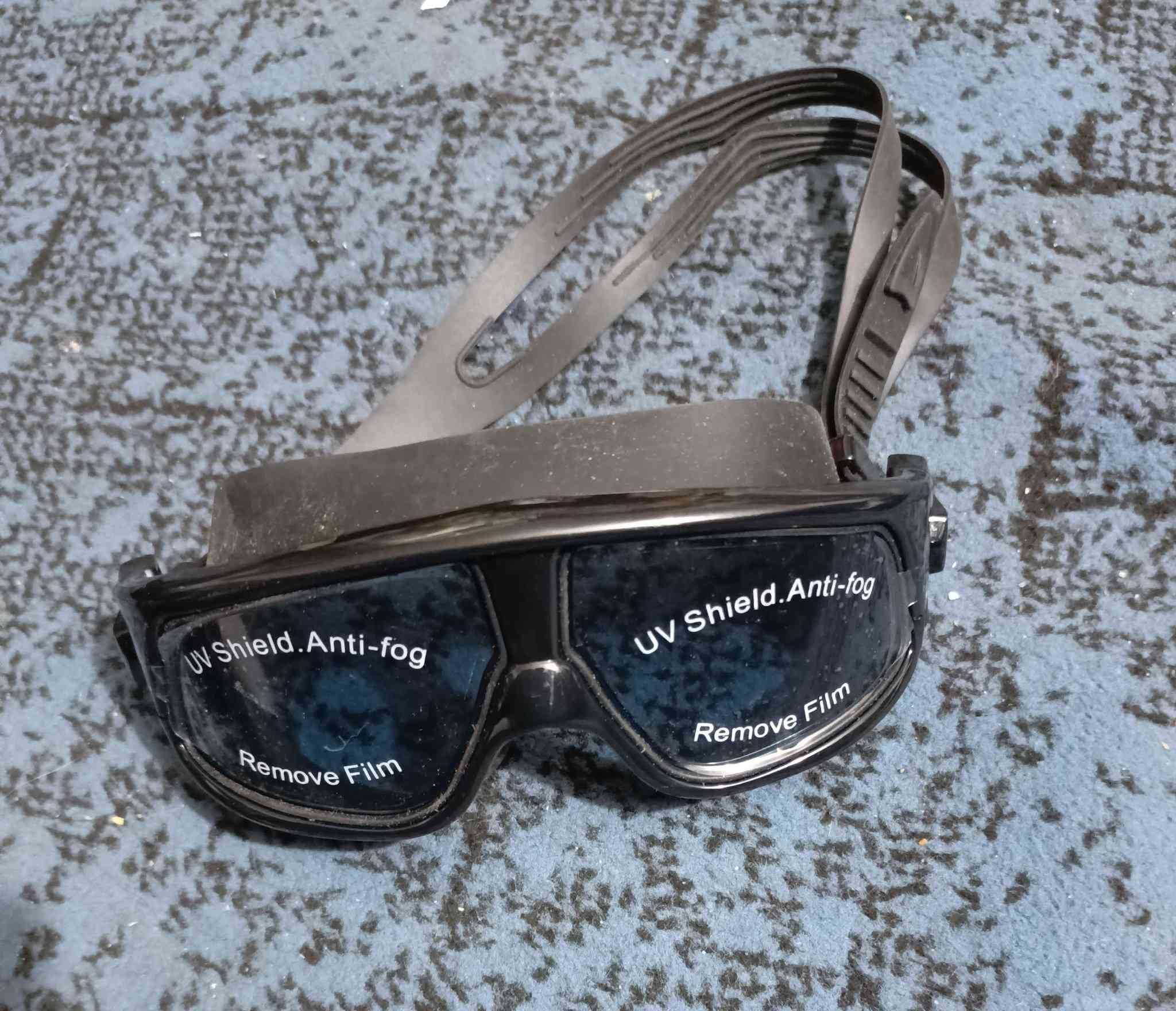 عرض خاص: سيت حماية متكامل مال باله اوربية  لأصحاب الدراجات والمغامرات (3 في 1)
​احصل على حماية كاملة ومظهر مميز مع هذا الطقم العملي، جودة "مال باله" أصلية وبسعر جداً مناسب.
​محتويات الطقم:
✅ خوذة رأس: خفيفة الوزن، متينة، وبها فتحات تهوية لراحة الرأس أثناء القيادة.
✅ نظارة حماية: تصميم رياضي يحمي العين من الرياح والأتربة (UV Protection).
✅ كفوف (قفازات): جلدية قوية تحمي اليدين وتوفر مسكة محكمة.
​المميزات:
⭐ السيت متكامل وجاهز للاستخدام.
⭐ نوعية أصلية تتحمل الاستخدام اليومي.
⭐ السعر يشمل القطع الثلاثة معاً.
​السعر والعرض:
💰 السعر للطقم بالكامل: 20 ألف دينار فقط.
🚚 يوجد خدمة توصيل لكافة ٥ الاف المحافظات.
​للحجز والاستفسار:مراسلتنا خاص بغداد, العراق


**إذا كنت صاحب هذا الإعلان وتريد حذفه لأي سبب، رجاءا أرسل رسالة إلى الدعم الفني**