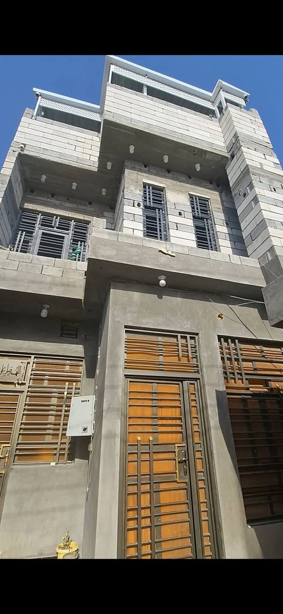 دار للبيع طابو صرف المساحه 125 متر  الطابق الارضي غرفه وصاله ومطبخ وديوان وصحيات خارج وداخل  الحوش چبير،، الطابق الثاني غرفتين سويت كل غرفه بيهه حمام،،  صاله چبيره  بس الطابق الثاني بي نقص لباخ وكهرباء وسيراميك  ،، السطح كامل ماناقصه شي قمريه على كبر البيت  البيت كله درجه اوله مصور من اول ما مشتغله لحد ما وصل لسقف  البيت بصف الركن على ساحه  الزبير حي الفداء مقابل شقق دور الضباط مدارس مستوصف قريبات  السعر 160 وقابل لتفاوض صاحب الدار***********
