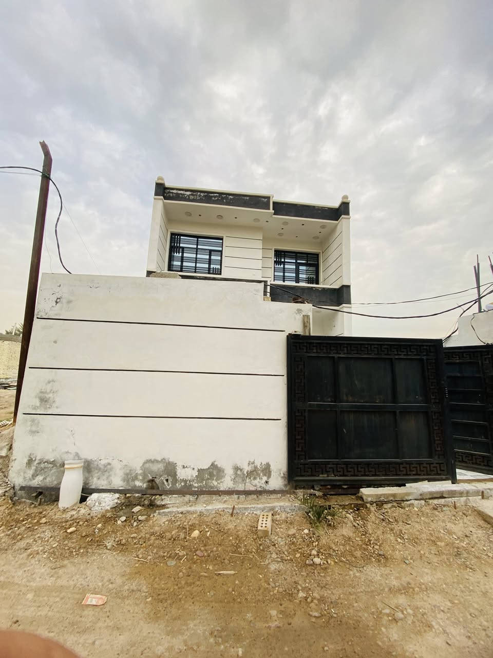 السلام عليكم ، بيت للبيع ،الدورة ،البعيثة،شارع جامع صلاح الدين مساحة 140م ،120 بناء و 20 حديقة ، يحتوي على ثلاث غرف وحمامين واحد ارضي والثاني طابق ثاني،ويحتوي على صحيات خارجية ، ومطبخ،و صالة ،وستقبال بناء حديث  للاستفسار على الرقم ***********
