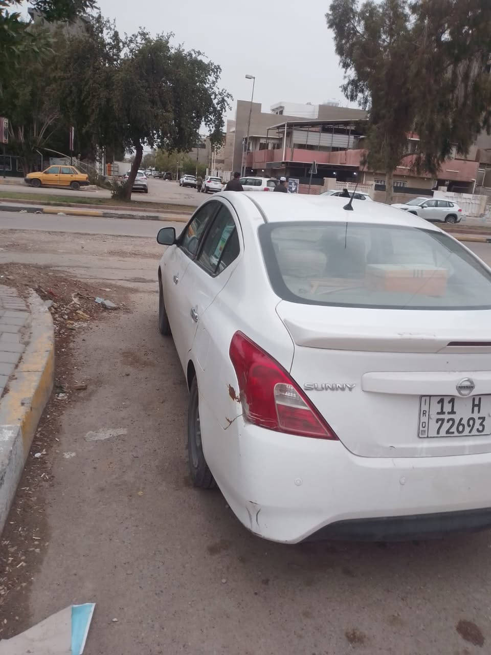 نيسان سني ٢٠٢١ رقم بغداد السيارة خير من الله كير ومكينه وحدادية وتبريد بشرط بيها بارد واضح بالصوره *********** سعر ١١٠$ وبيها مجال
