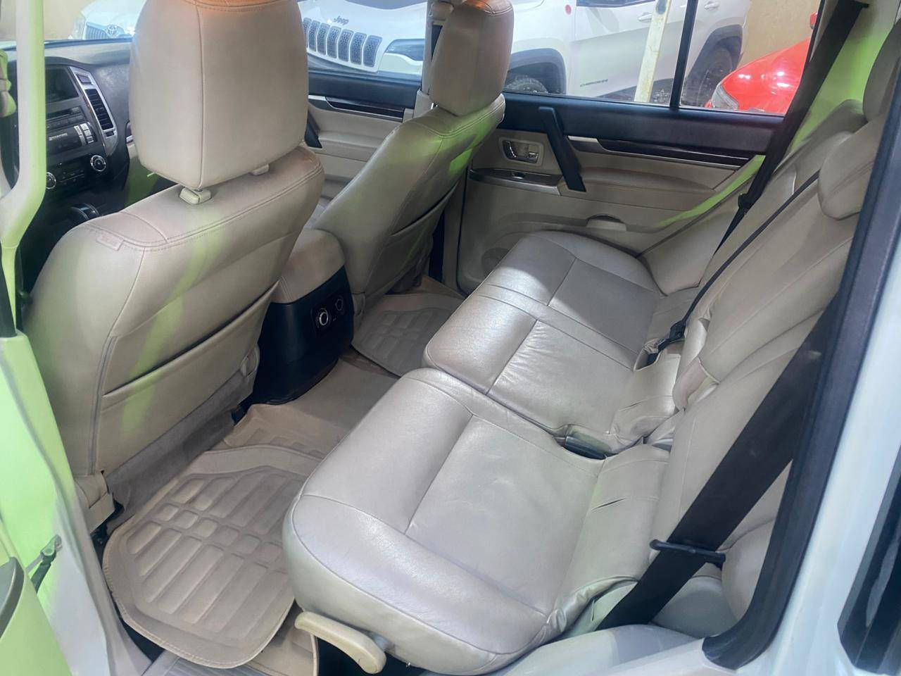 السلام عليكم بيع ومراوس اباقل باجيرو موديل 2015 حبتور محرك 6 سلندر 3500 كير محرك على وضع الشركة مكفوله ماعد درجه بشم الجاملق كدام السائق وقسيم البنيد وتزيت الباب توحيد الون لان صدفي  فتحة كشنات جلد كشنات كهرباء ٧راكب دمام خلفي ٣قطع تبريد مري شفط حساس خلفي ماشيه ١٩٠
دفع رباعي باقي المواصفات معروفه 
 تخم تايرمع صدر خلفي امامي جديد رقم اربيل جديد السعر ١٥٥ اوبيها مجال
*********** مكاني ميسان
