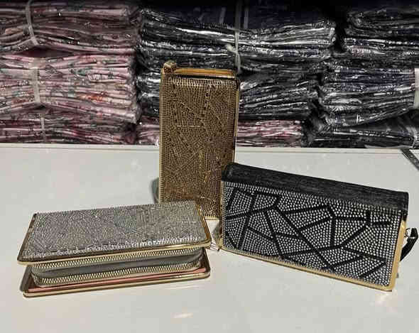 يسعد مسائكم بالخير زبائنا الكرام 
كل ماهو جديد ومميز تجدونه لدى احذيه وحقائب علاء 
عروض اليوم جزدان كرستال خمس موديلات بسعر 5 آلاف 
الألوان والاشكال في الصور اكثر من موديل خانتين
للحجز مراسله البيج او واتساب ***********
توجد خدمه توصيل داخل القضاء وجميع محافظات العراق 
العنوان ديالى المقداديه حي المعلمين مجمع العطافي داخل القيصريه مجاور عطاريات ابو شهد وصيدلية الهلال
