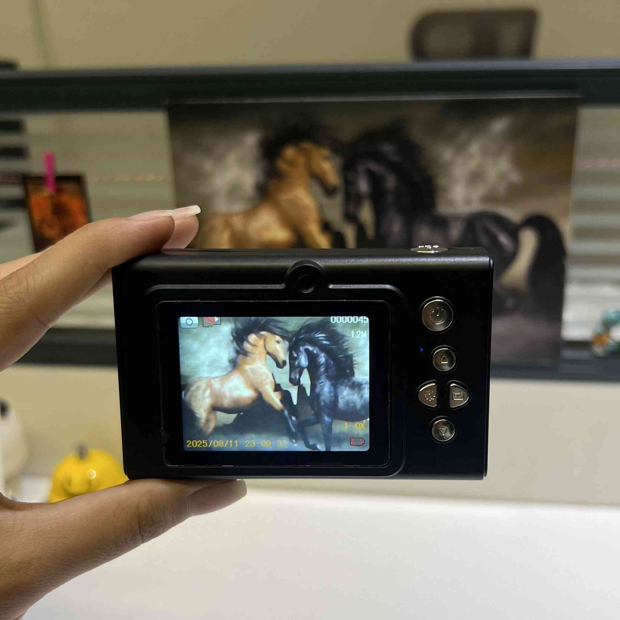 كاميرا رقمية S-T2 بشاشة IPS مقاس 2.4 بوصة وتصوير فيديو 1080P
• كاميرا رقمية متعددة الوظائف مناسبة لالتقاط الصور وتسجيل الفيديو مع شاشة IPS واضحة مقاس 2.4 بوصة.

• تدعم تصوير الفيديو بدقة 1080P.

• مزودة بشاشة 2.4 بوصة IPS HD لعرض الصور ومقاطع الفيديو.

• تدعم تقريب رقمي 8X Digital Zoom.

• تحتوي على فلاش مدمج Built-in Flash للتصوير.

• تضم أوضاع إضافية تشمل الفلاتر، تشغيل MP3، والألعاب.

• تدعم بطاقة ذاكرة TF حتى 128GB لتخزين الصور والفيديوهات.
نوع المنتج: كاميرا رقمية
الشاشة: 2.4 بوصة IPS HD
دقة الصور: 56MP Max
دقة الفيديو: 720P / 1080P
التقريب: 8X Digital Zoom
تنسيق الصور: JPG
تنسيق الفيديو: AVI
الفلاش: مدمج
الوظائف: تصوير صور، تصوير فيديو، ألعاب، تشغيل موسيقى MP3
الفلاتر وإطارات الصور: مدعومة
التصوير المتتابع: مدعوم
بطاقة الذاكرة: TF حتى 128GB
التخزين الداخلي: لا يحتوي على بطاقة ذاكرة مرفقة
سعة البطارية: 400mAh
زمن الشحن: حوالي ساعة واحدة
جهد الشحن: DC 5V / 1A
الألوان المتوفرة على العلبة: أسود، وردي، فضي، أبيض
الفئة العمرية: +6 سنوات


**إذا كنت صاحب هذا الإعلان وتريد حذفه لأي سبب، رجاءا أرسل رسالة إلى الدعم الفني**