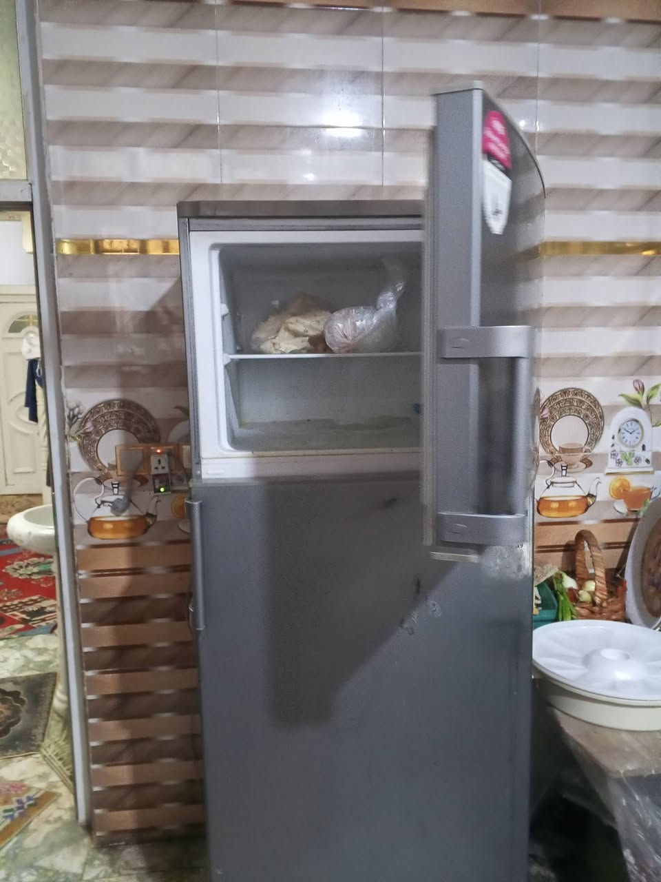 متاح ثلاجه حجم كبير نضيفه جدا مال بيت السعر 275 العنوان ديالى بعقوبة التحرير شارع الحولي  اي ستفسار اتصل عل هذا الرقم ***********
