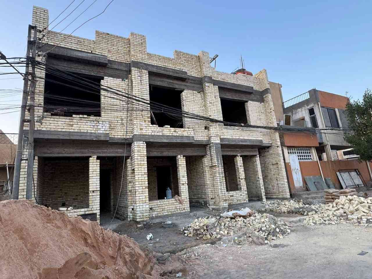 #يعلن مكتب الجوهره للعقار
مشتملات عدد (2) 50متر
ومشتمل واحد 60متر للبيع 🏡🏡🏡

كل مشتمل ثلاث طوابق 3غرف نوم و3صحيات 

علئ شارع 20متر رصيف 4متر 

بناء مستقل غيرمشترك 🏚️🏚️🏚️

 50متر واجهه4متر  
نزال 13متر 
60متر واجهه واجهه 5متر نزال 13متر  

بناء حديث درجه اولى 
يحتوي على صاله ومطبخ وحمام 
الطابق الثاني
غرفتين نوم.  حمام. عدد 2
طابق الثالث غرفه نوم وسطح امامي 

العنوان :: بغداد حي الجهاد الضباط مربع الذهبي خلف الشارع العام مباشر  

للستفسار ***********وتساب 
***********وتساب 
مكتب الجوهره للعقار
