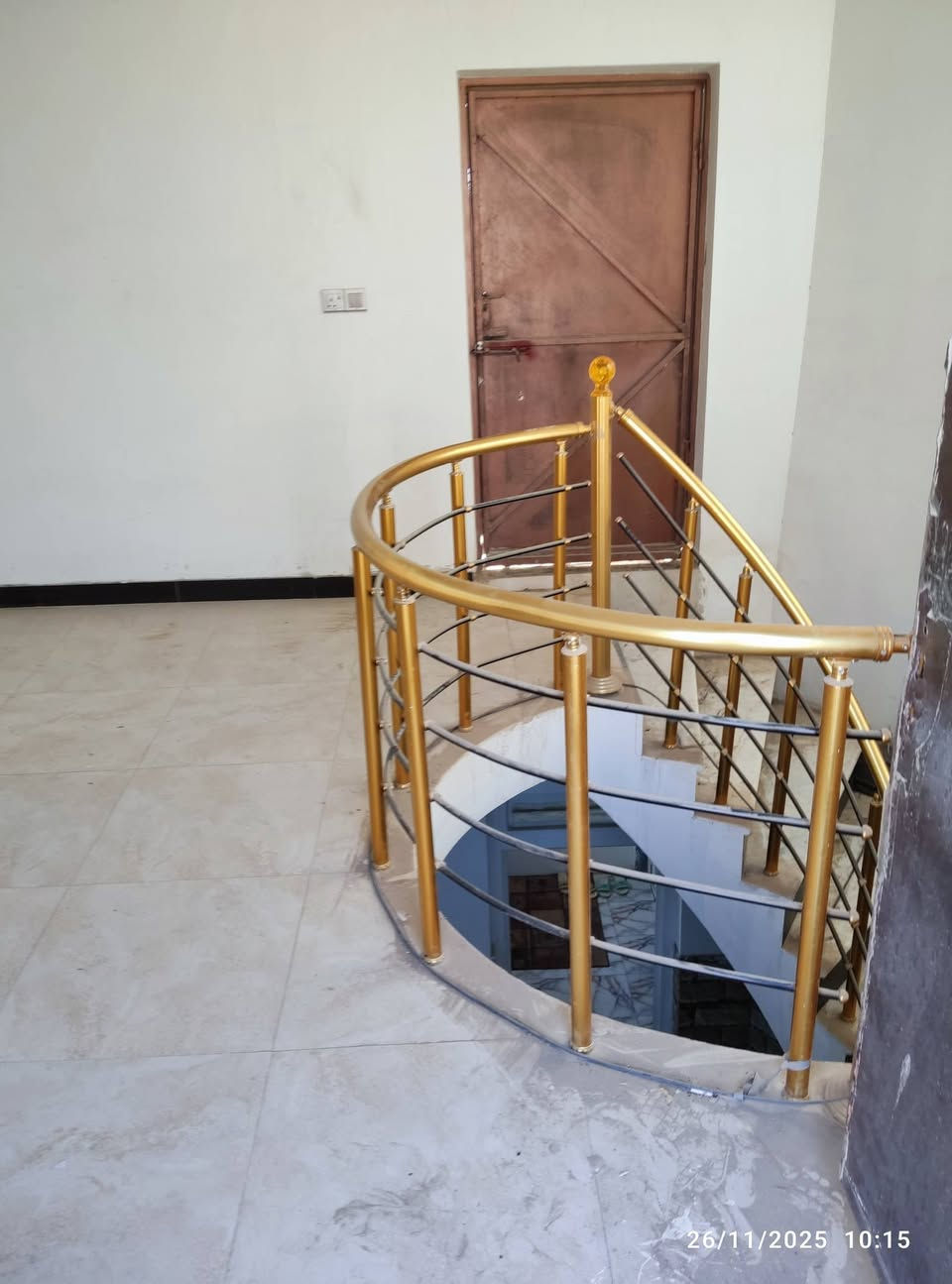 اللهم صل على محمد وآل محمد  
تحيه أحترام وتقدير لمسؤول الكروب
من رخصة الاعظاء المحترمين 
#دار،-للبيع- موقع- مميز-  الديوانيه   الاسكان- حي الزهراء قرب مكتب سيراميك سيد علي الزاملي
مساحه 150متر واجهه 7,5 كونكريت مسلح ثلاث طوابق 
الطابق الاول. غرفة نوم نضام سويت ومنزع وصحيات صاله كبيره مطبخ مناور براني كراج سياره صحيات خارجيه مجهز بمنظومه تحت الارض لمعالجة الافات
الطابق الثاني. غرفتين نوم صاله كبيره صحيات 
الطابق الثالث. صاله كبيره تصلح غرفه + سطحين 
بناء جديد وحديث 
الاستفسار. الاتصال عل الرقم *********** 
او مراسله عل الواتساب
علما ان العقار مطلوب ٣٨ مليون للمصرف الدار فارغ جاهز للسكن
