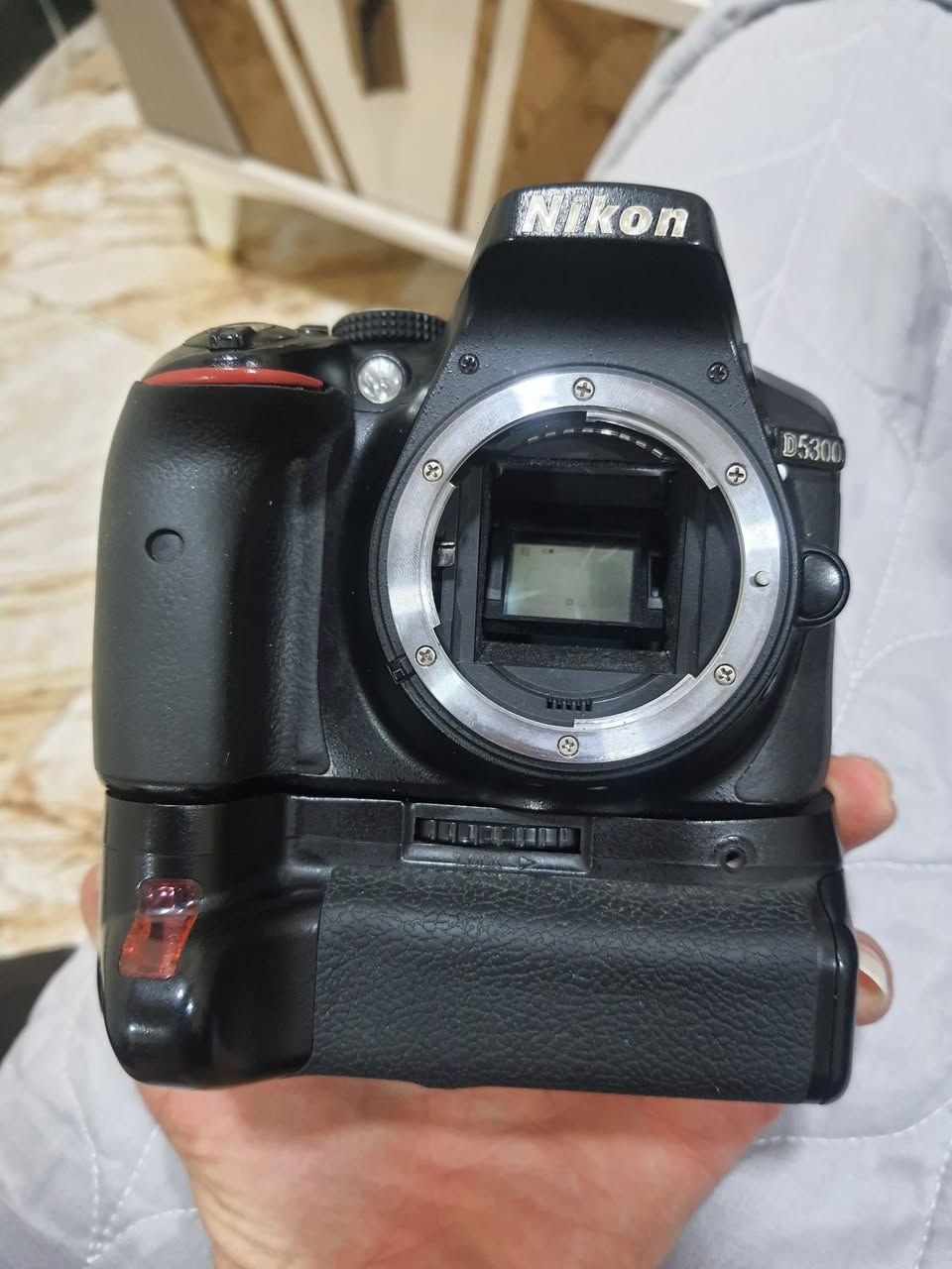 كامره نيكون D5300. نظافه 75الزوم القفال مالته لا يقفل وعندك الرام من تركبه لا يكبس
سعر 200وبيه مجال***********
