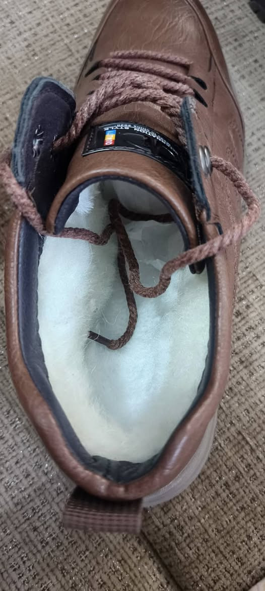 حذاء رجالي شتوي مبطن ومقاوم للانزلاق، يشبه في تصميمه أحذية Temu الجلدية الحرارية لعام 2025. 
السعر ٢٠


**إذا كنت صاحب هذا الإعلان وتريد حذفه لأي سبب، رجاءا أرسل رسالة إلى الدعم الفني**