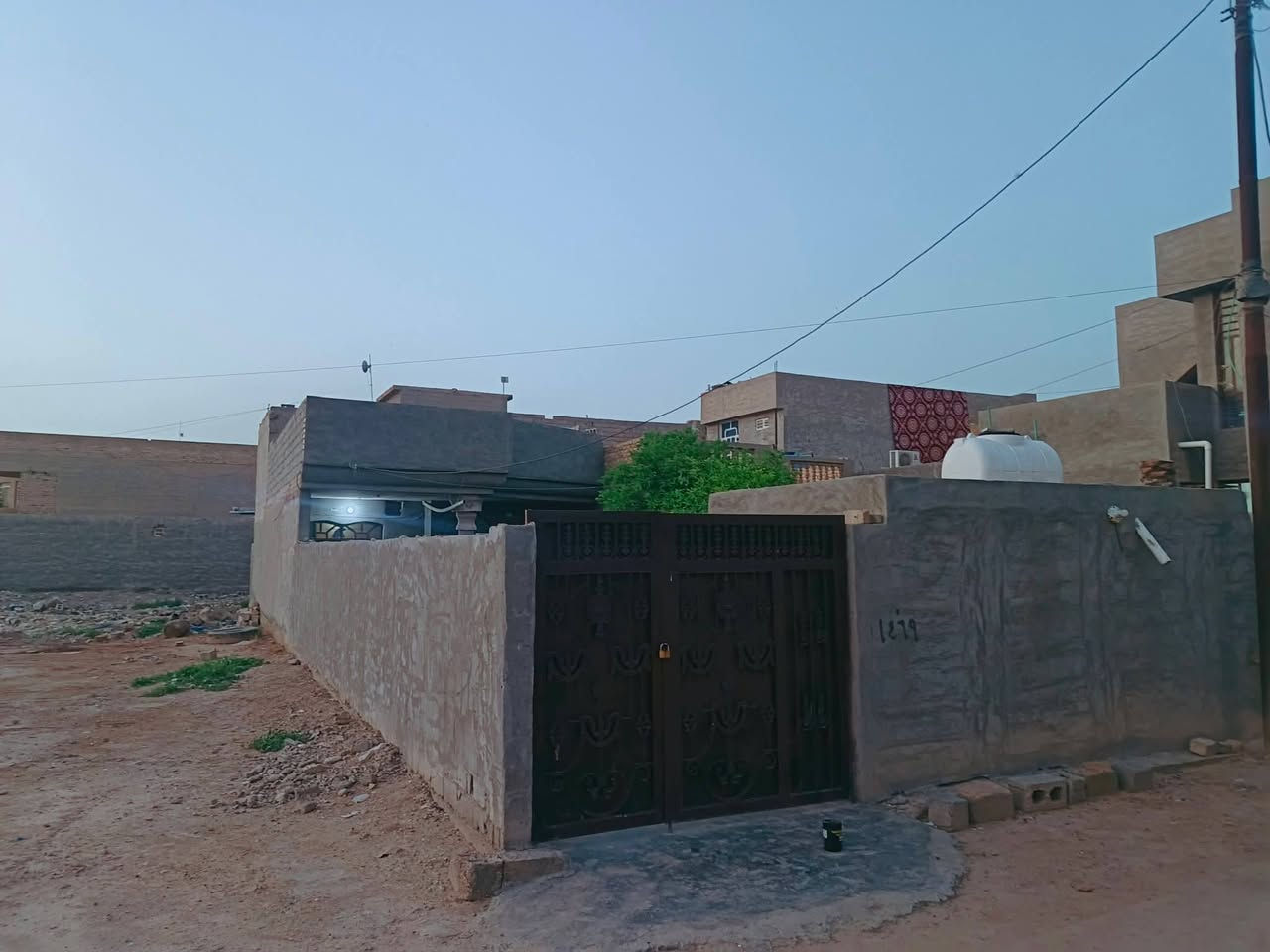 دار للبيع بغداد ابو غريب ابو منيصير الضباط الثانيه
(طابو صرف).السعر 125.وبي مجال

 بعد عن شارع العام 500.متر
مساحته 225
الواجهيه 7.5
النزال 30
البناء طابوق
بي ضلع ابلوك
سراميك
و كاشي
البيت 
خريطته
استقبال
وقرفه
ومساحت درج
و مطبخ
حمام داخلي
ترك خلفي علا طول البيت
صحيات خارجيه
وحمام خارجي
حديقه خارجيه
البيت مرتب

التواصل
***********
بي وتساب
