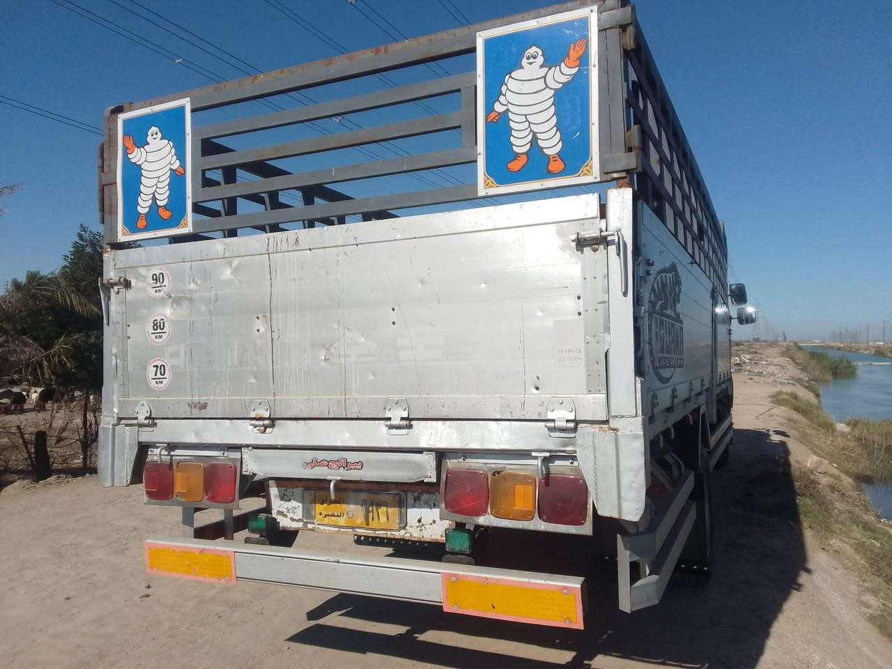 السلام عليكم هينو انكر ثمانين سوبر ابو شفه طول سته وربع تخم تاير 19 ونص رقم بصره  تحويل ثاني يوم موديل 97 مستلم وصل لوحات وسنويه السعر 180 بيها مجال العنوان الشطره الدلال علي العكيلي 
الرقم الهاتف ***********
