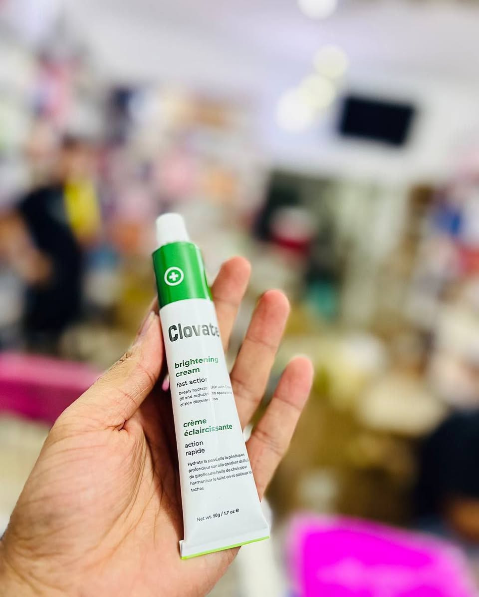🎀 كريم كلوفيت (Clovate Brightening Cream)
🔹 الحجم: 50g – 1.7oz
🌿🎀 المميزات والفوائد:
تفتيح البشرة بسرعة وفاعلية ✨
يحتوي على زيت القرنفل الطبيعي اللي يرطب البشرة بعمق ويغذيها.
يقلل من التصبغات والبقع الداكنة ويخلي البشرة متجانسة أكثر.
يساعد على تنعيم البشرة ومنحها ملمس ناعم وحيوي.
يوازن لون البشرة ويمنحها إشراقة واضحة.

🎀💡 طريقة الاستخدام:
1. نظفي بشرتچ جيدًا قبل الاستخدام.
2. ضعي كمية صغيرة من الكريم على المنطقة المطلوبة.
3. دلكي بلطف بحركات دائرية لحد ما تمتصه البشرة.
4. يُستخدم مرة أو مرتين باليوم (صباحًا ومساءً) للحصول على أفضل نتيجة.

⚠️ تنبيه:
🎀للاستخدام الخارجي فقط.
يُفضل تجربة المنتج على منطقة صغيرة قبل الاستخدام الكامل.
يُحفظ بمكان بارد وجاف بعيد عن أشعة الشمس.

🎀سعر القطعة  / 18

تـــــــوصيــــــ🚗ــل بغـــــداد 4 محــافظات 6


**إذا كنت صاحب هذا الإعلان وتريد حذفه لأي سبب، رجاءا أرسل رسالة إلى الدعم الفني**