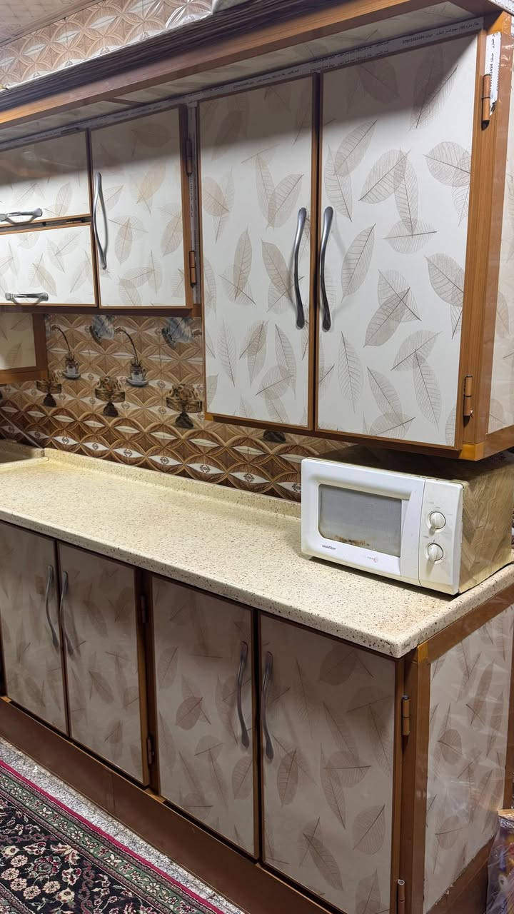 كاونتر للبيع !! نضيف وبحالة ممتازة جداً الطول 4 امتار ونص السعر 600 الف المكان كربلاء طويريج حي الضباط للتواصل :***********
