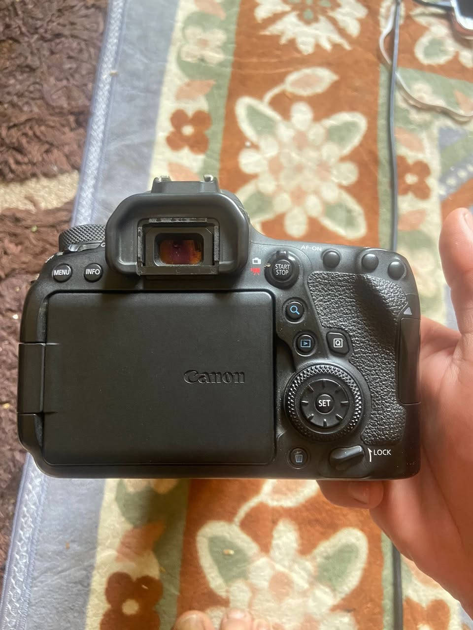 سلام عليكم كامره كانون D6 عدسه ٧٠/٢٠٠ فتحه ٢.٨ مكان بغداد الحريه ***********
