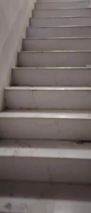 شقة جديدة للايجار في حي حطين مربع القضاة حيث الهدوء و المسكينة غرفة نوم واحدة كبيرة سويت مع حمامها مطبخ كبير جدا و صالة ممتازة طابق اول مطلوب 650 الف واتساب *********** يرجى الكتاب فقط...تحياتي
