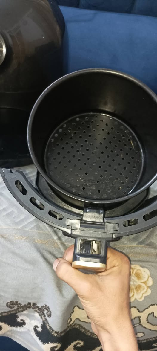 سلام عليكم قلايه هوائيه للبيع قلايه نضيفه ومرتبه بيه عيب بصيط بس هاي الدكمه الي بل يده ما هيه تواصل واتساب فقط ***********
