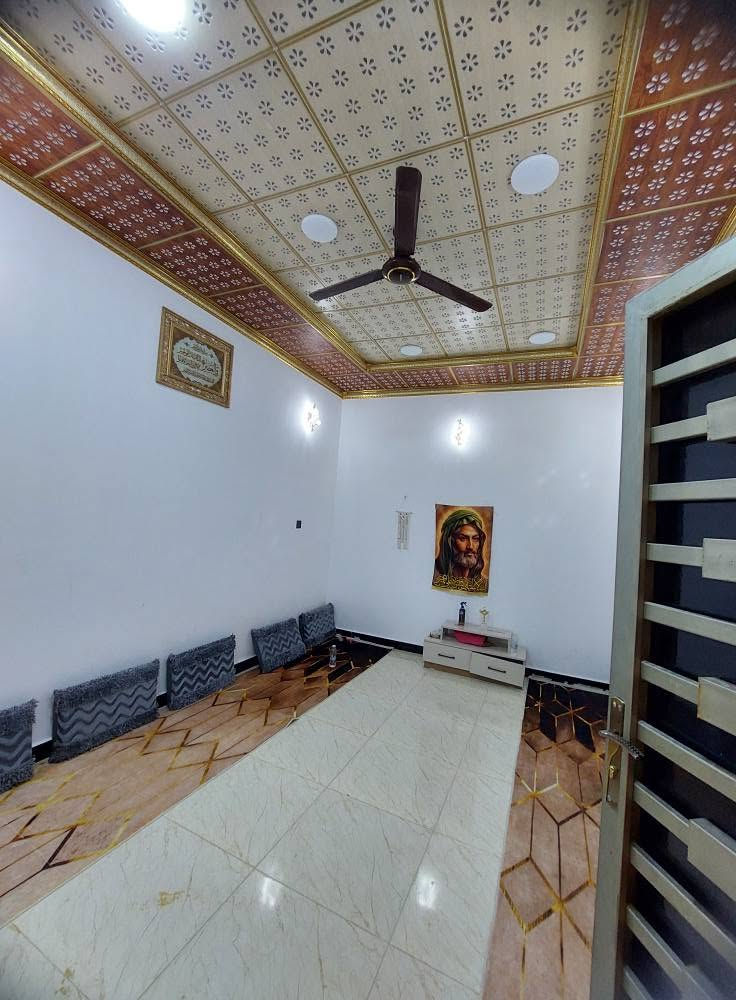 السلام عليكم بيت حديث للبيع مساحه 100 متر طابو زراعي عراقي 
يحتوي على غرفتين ومطبخ وصاله ودوانيه وصحيات داخليه وخارجيه 
العنوان البصره ابي الخصيب محيله طريق الوسطي 
*********** البصرة, العراق
