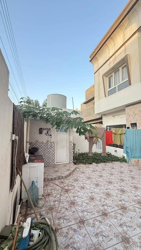 إعلان رقم ٥٨٥
دار للبيع  بيع مستعجل جداً والسعر مناسب جدا 
السعر ٢١٥ بيها مجال قليل 

طابو ملك  صرف بناء 2016  
الدار يحتوي على ١٠ غرف نوم 
موقع الدار الواسطي مطل على شارع عبد الرحمن خلف صيدليه الواسطي  منطقه هادئه جداً ونضيفه 
 مساحه الدار 218 متر 
الدار يتكون من ثلاث طوابق وكل طابق يشمل الصحيات 
الطابق الاول 
يتكون من ٣ غرف + مطبخ + وصحيات وترك عدد ثنين مع استقبال 
الطابق الثاني
 يتكون من ٤ غرف  واحده منهم تحتوي على بلكونه + صحيات وايضاً ترك 
الطابق الثالث
 يتكون من ٣ غرف مع سطح عدد ثنين + صحيات 
ويحتوي ايضاً على صحيات خارجيه + كراج للسيارات كبير ايضاً
الاستفسار اكثر الاتصال بالرقم الموبايل ***********
