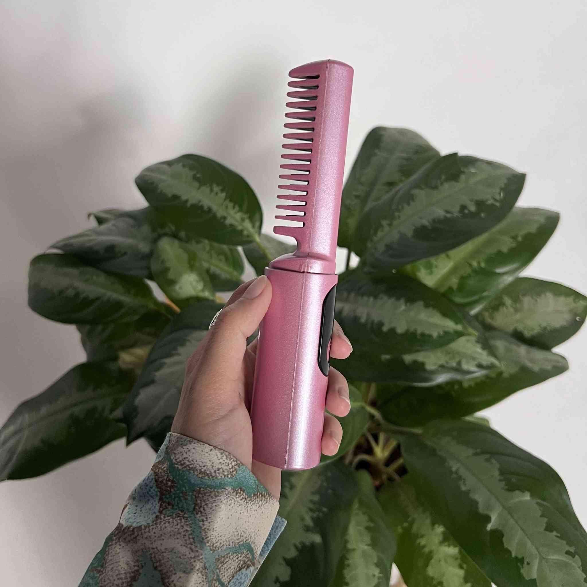 مشط فرد الشعر الحراري اللاسلكي Mini Flat Comb بشاشة رقمية

مشط فرد شعر حراري لاسلكي بتصميم خفيف ومحمول، مزود بشاشة رقمية لعرض درجة الحرارة وتحكم سهل بثلاث مستويات حرارة مختلفة ليناسب أنواع الشعر المختلفة.

• تصميم لاسلكي خفيف الوزن (120 غرام) سهل الحمل والاستخدام

• 3 درجات حرارة: 150° – 160° – 180° مئوية

• شاشة LED رقمية لعرض درجة الحرارة

• بطارية ليثيوم 4000mAh بسعة كبيرة (حتى 70 دقيقة استعداد)

• تسخين بدرجة حرارة ثابتة مع طبقة عناية سيراميكية للشعر

• نوع الاستخدام: فرد وتمليس الشعر
• درجات الحرارة: 150°C – 160°C – 180°C
• الدرجة الافتراضية: 160°C
• زمن التسخين: حوالي دقيقتين إلى 100°C / 5 دقائق إلى 170°C
• القدرة: 7.5 واط
• الفولتية: 3.7V
• الإدخال: 5V–2A
• نوع البطارية: ليثيوم 4000mAh
• الوزن: 120 غرام
• منفذ الشحن: Type-C
• عنصر التسخين: Heating Film
• عرض الدرجة: مؤشر LED

محتويات العلبة:
• مشط فرد شعر حراري لاسلكي
• غطاء حماية (Protective Sleeve)
• كابل شحن USB Type-C
• كتيب تعليمات الاستخدام سامراء, صلاح الدين


**إذا كنت صاحب هذا الإعلان وتريد حذفه لأي سبب، رجاءا أرسل رسالة إلى الدعم الفني**