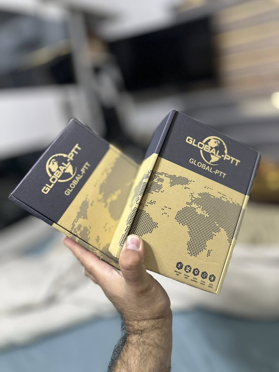 متوفر زوج لاسلكي مدى يصل الى الاف الكيلو مترات ياخذ دبل سيم كارت ٤ جي البيع لاعلى سعر  التفاصيل جوه 👇 *********** 

بناءً على الصورة، هذا الجهاز هو راديو لاسلكي (Walkie-Talkie) ذكي يعمل بتقنية Global-PTT عبر شبكات الجيل الرابع 4G LTE. يشتهر هذا النوع من الأجهزة بقدرته على التواصل لمسافات غير محدودة طالما تتوفر تغطية شبكة خلوية، وغالباً ما يتم تعريفه تحت أسماء تجارية مثل Scienda G388 أو KaYoTom. 
المواصفات الفنية للجهاز:
نظام التشغيل: Linux [صورة المستخدم].
البطارية: بسعة 2500 mAh ويتم شحنها عبر منفذ Type-C [صورة المستخدم].
الشاشة: شاشة بحجم 0.96 إنش [صورة المستخدم].
الاتصال: يدعم نطاقات واسعة من ترددات 4G (B1/B2/B3/B4/B5/B7/B8/B20... إلخ) [صورة المستخدم].
الوزن والحجم: يزن 210 جرام وبأبعاد مدمجة (765633 ملم) [صورة المستخدم].
المميزات الرئيسية:
تواصل عالمي: يعتمد على تقنية PoC (Push-to-Talk over Cellular) التي تتيح الاتصال عبر القارات باستخدام بطاقات SIM.
ميزات إضافية: يحتوي على كشاف ضوئي (Flashlight) مدمج في الأعلى، ومنفذ لسماعة الأذن، وميكروفون ومكبر صوت في الواجهة الأمامية [صورة المستخدم].
سهولة الاستخدام: يتضمن أزراراً مخصصة للتحكم في القوائم (Menu/Confirm) والتنقل (Up/Down) وزر PTT الجانبي للإرسال الفوري [صورة المستخدم].
