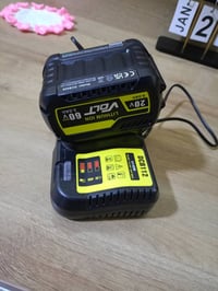 بطارية ديوالت • ٩ أمبير • شاحن أوروبي