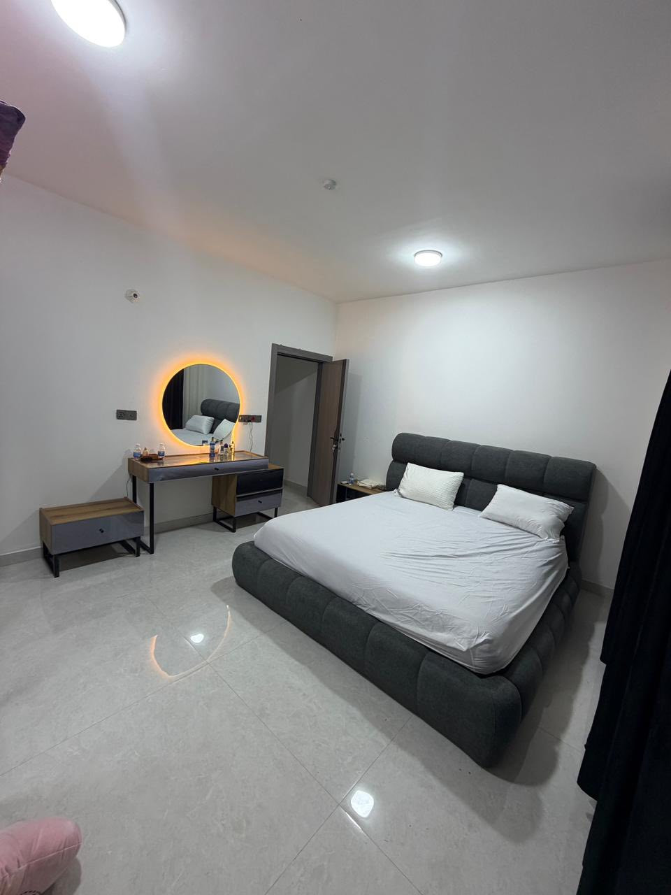 شقة للبيع أو للإيجار في الكرادة – موقع مميز 🔥
📍 العنوان:
الكرادة – ساحة كهرمانة، بصف فندق الماس
يبعد عن جسر الطابقين ٥دقايق
▪️ البناء: 2026 (بناية حديثة)
▪️ تتكون من: غرفتين نوم + صالة
▪️ فول أثاث (مؤثثة بالكامل)

مميزات البناية:
✔️ سكيورتي
✔️ خدمات متكاملة
✔️ كهرباء 24 ساعة
✔️ بارك للسيارات

موقع مميز وقريب من جميع الخدمات والمطاعم والأسواق.

📞 للاستفسار:

***********
🔔 ملاحظة:

إذا عندك عقار او (شقة،بيت،فيلا،مزرعة)للبيع أو للإيجار وتحب نسوّقها ونوفرلك زبون جاد، تواصل ويانه وإن شاء الله نكون عند حسن الظن.
